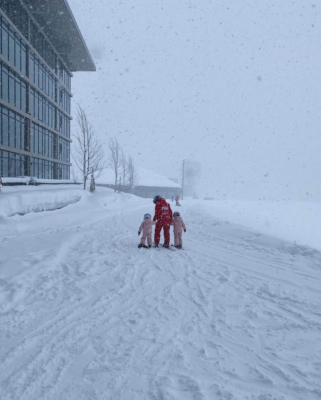 翁安芸さんのインスタグラム写真 - (翁安芸Instagram)「スキーの板が見えないほど大雪降る中、先生とスキーレッスンを頑張った子どもたち☃️☃️💖💖  #goodjobgirls #skibunnies #niseko #roxy #girohelmets #kidsskiing」1月5日 13時23分 - akinyc
