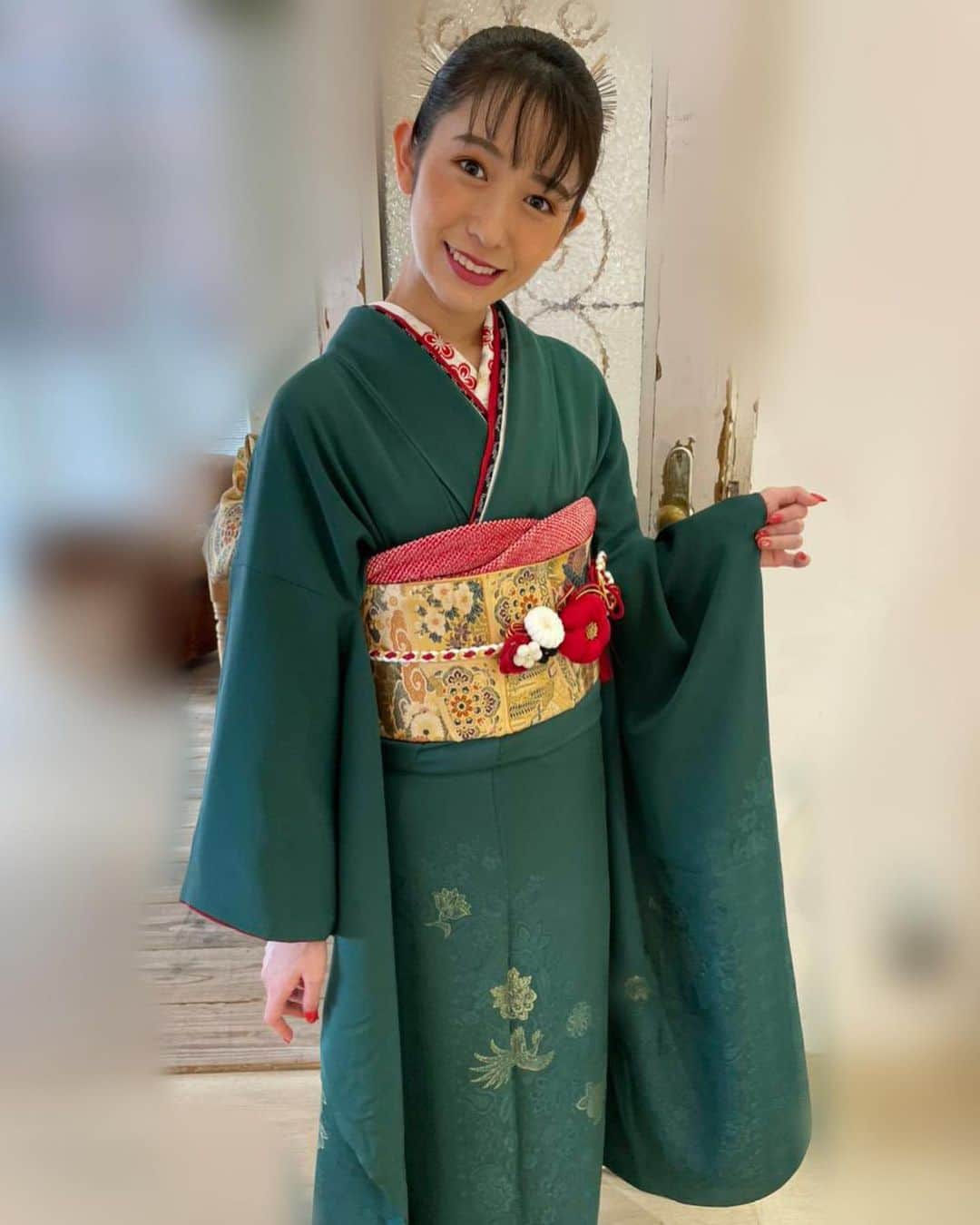 小泉遥香のインスタグラム：「20歳になりました。 たくさんのお祝いメッセージ、本当にありがとうございます！！！  容姿も中身も少しは！ 大人になれたかな笑 これからも自分らしく頑張ります！ よろしくお願いします💓  #Instaharum #小泉遥香 #おはる #おはるハタチ #超ときめき宣伝部 #いつもありがとう #前撮り の #オフショット #前撮り写真はもう少しお待ちを笑 #振袖 #ママ振り」
