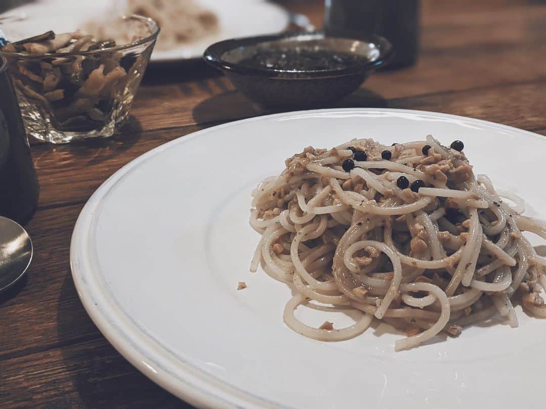 藤田敦子のインスタグラム：「ㅤ 【#blendakitchen 】 Lunch ✔︎納豆とホールペッパーのパスタ🍝 ㅤ 地味なご飯が美味しい…🤔 ㅤ 昨日、友人から「いい嫁のようなインスタをあげたり そうじゃない的な感じのもあげてたりで、 インスタ見てる限り不安定に見える」 みたいなこと言われたんやけど(笑)、 基本いい嫁ではないうえ だいたいそんなこと意識してあげたことないんやが 人からはそう見えてんのかぁー🤔💦 ㅤ おそらく、いい嫁感出てるように見えるのは ご飯の部分だけかとおもうんだが なんならご飯も正直自分のため…🤣ごめん夫。笑 ㅤ むしろインスタなんて、多分人生の5%くらいなんやけど 友達と思ってる距離感の人ですら インスタにアップされていることが全てに見えてしまう… このツールってほんといろんな意味ですごい と思った次第でした😅」
