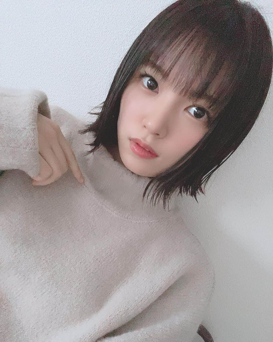 安藤千伽奈さんのインスタグラム写真 - (安藤千伽奈Instagram)「💇‍♀️﻿ ﻿ 髪の毛切りました！﻿ スッキリ！！！あご下2cmにカットしていただいて、すいてもらいました！﻿ やっぱり外ハネが可愛い🤭💗﻿ ﻿ #ボブ #黒髪ボブ #外ハネ #外ハネボブ #ボブスタイル #ヘアスタイル」1月5日 13時38分 - ando_chikana_ngt48