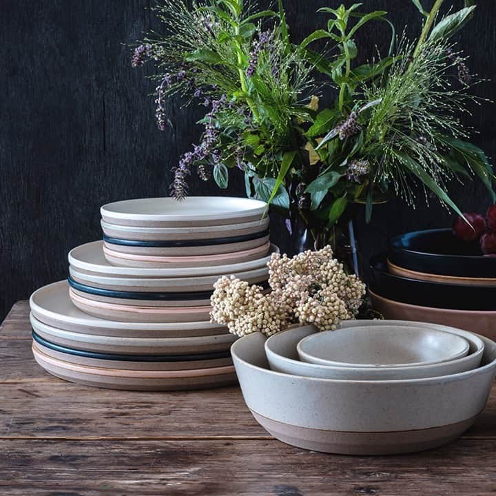 のインスタグラム：「[Collection: CLK-151]⁠ CERAMIC LABは気取らず飾らない、無骨さと繊細さが魅力。伝統を継いできた陶工と手を携え、現代の暮らしにあった「新たな日本の器」を追求しました。土や釉薬の配合、湿度や温度の変化など先人の知恵を継承しながら、幾度となく研究を重ねて見出した風合いとフォルム。素朴な土の質感や落ち着いた色合いは、生活空間に温かみを添えます。⁠ （詳しくはLinkin.bioをクリック @kintojapan）⁠ ---⁠ Roughness and delicacy are the expressive elements of CERAMIC LAB. Developed by working closely with craftsmen in traditional pottery villages of Japan, it is a fresh interpretation of Japanese tableware for the modern lifestyle. Knowledge and skills were inherited to develop the product —from the proportion of clay and glaze, to the sensitive transformations while firing that depend on temperature and humidity. Featuring the warm textures of clay, the humble designs give comfort to the user.​ ​⁠ (see linkin.bio @kintojapan)⁠ ---⁠ Share your KINTO items with #mykinto for a chance to be featured.⁠ .⁠ .⁠ .⁠ #kinto #キントー #simpledesign #tableware #houseware #homedecor #simplelifestyle #lifestyle #シンプルデザイン #インテリア #暮らしの道具 #暮らしを楽しむ #シンプルな暮らし #丁寧な暮らし」