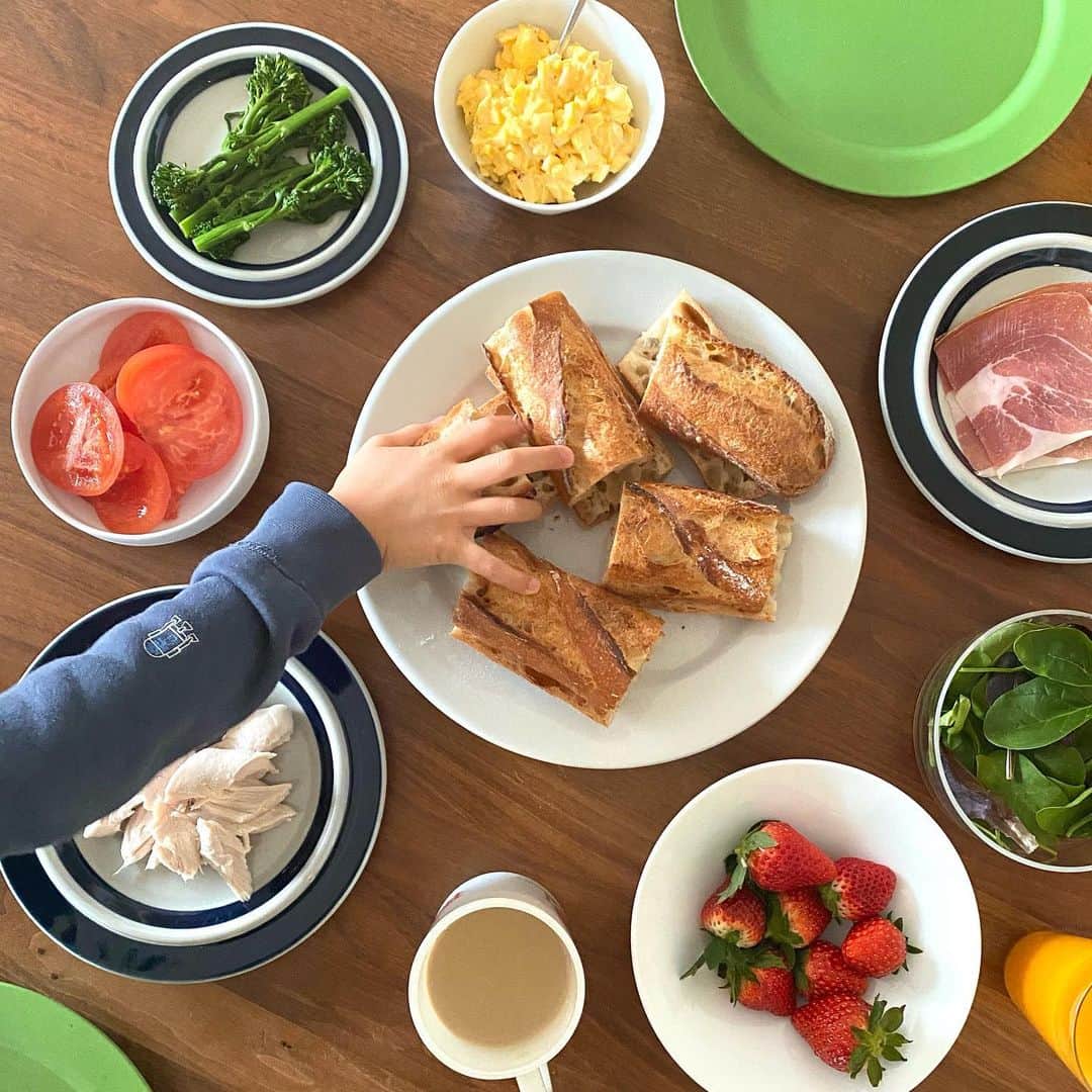 のインスタグラム：「今日のお昼ご飯は、自分で作るバゲットサンド。  好きなものを挟んでいただきます😋  #バゲットサンド #今日のおひるごはん」