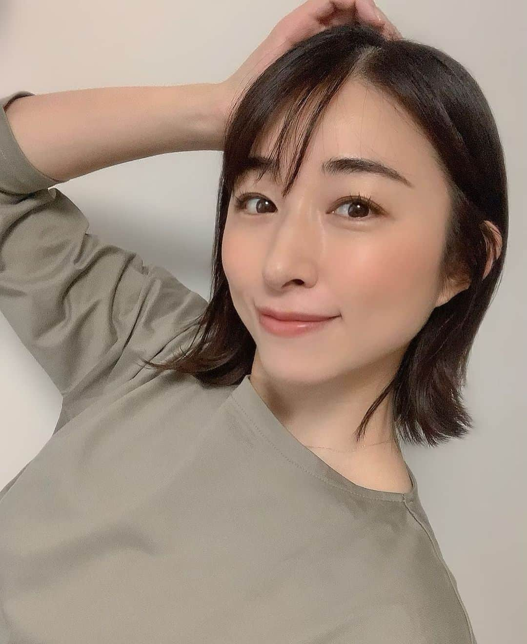 森木美和のインスタグラム：「新年明けましておめでとうございます！﻿ ﻿ 皆さん、いつもありがとうございます☺️﻿ ﻿ 私事ですが、昨年末に第一子となる男の子を出産しました。﻿ 予定日より随分と早い出産となり、不安の尽きない日々でしたが、強い生命力でただ生きようと頑張る我が子は逞しく、日々成長する姿すべてが愛くるしくて仕方ありません。﻿ ﻿ 思い描いたマタニティーライフとは大きく異なりました。﻿ すんなり行くお産は超ラッキー、皆んな色々あるんだからね。と看護師さんが教えてくれました。﻿ 言葉通り、産まれてすぐに入ったNICU (新生児集中治療室)には、小さな赤ちゃんがたくさんいました。﻿ 赤ちゃんが運ばれて来る度にお母さん達の気持ちが痛いほど分かりました。﻿ ﻿ 先生や看護師さんの懸命なケアのお陰で赤ちゃんはスクスク育ち、私もとても救われました。﻿ 医療は日々進歩しているんだなと実感。ネットの情報に翻弄されたり不安になる事もありましたが、頼れるお医者様のお陰で安心して過ごす事ができました。﻿ 医療関係者の皆様には、この様な社会の状況下でも親子の絆を大切にしたいと、最大限努力いただいている事、明るく寄り添って下さり感謝しかありません。﻿ この経験はまた何かの機会に生かし、誰かの支えになれたらいいなと思います。﻿ ﻿ 私はとっても元気です！﻿ 今年ものんびり行きます♫よろしくお願いします！^ ^﻿ ﻿ ﻿ #髪切りました﻿ #ママです﻿ #早産﻿ #NICU﻿ #医療関係者の皆様に感謝  #今年もよろしくお願いします」