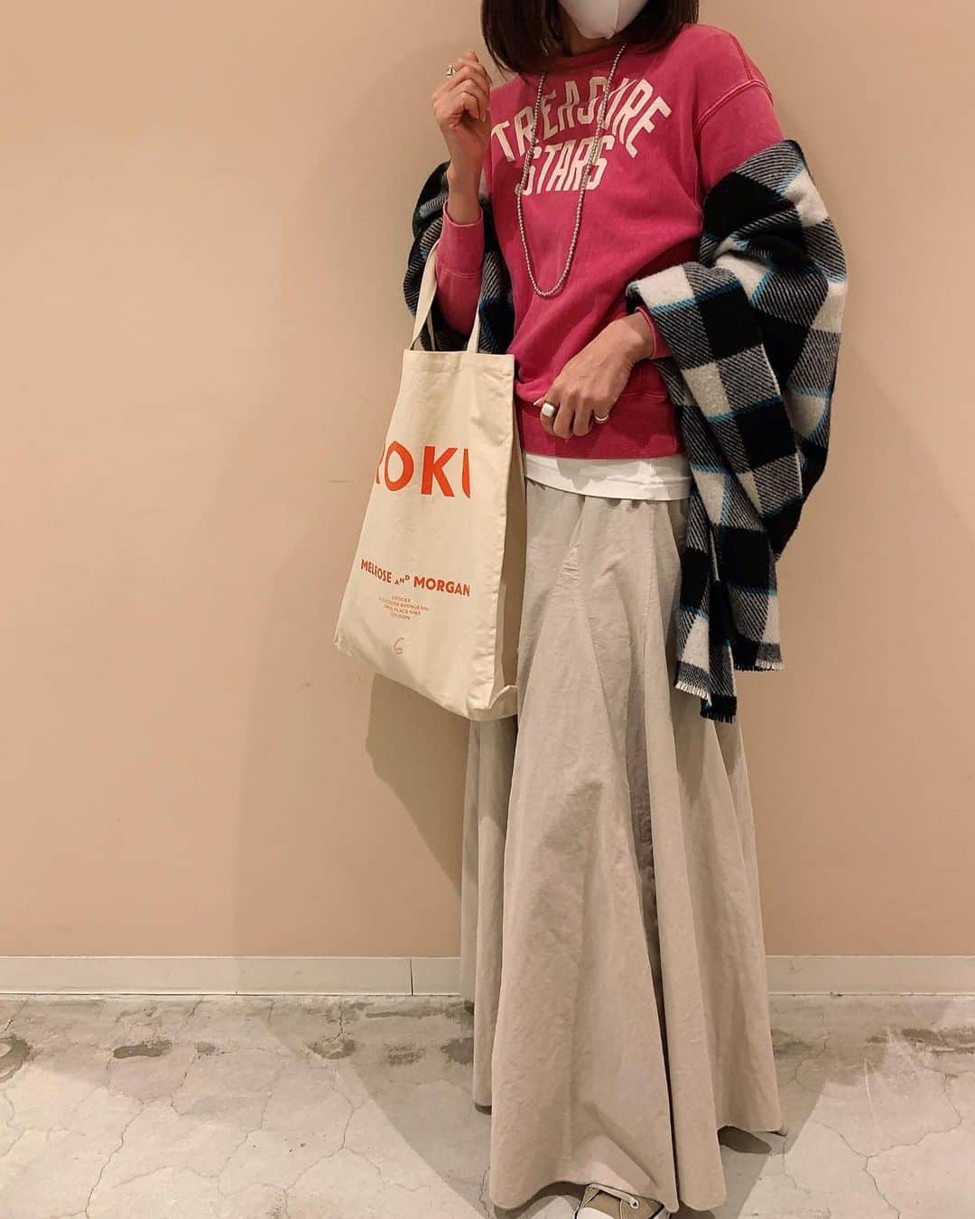 のインスタグラム：「今日はひなせの専門学校のパンツスーツやら鞄やら靴やら買いに🤓高校の制服とかわらんやんっていうくらい高かった🙄 ☆ でもデパートだったら倍はかかると思って安くすんでよかったと思う事にする😅 ☆ 就活にも使えるみたいだからよかった！どんどん大人になっていくのがさみすぃーーーーー😭 ☆ 久しぶりの3人😊明日から学校に仕事💪気を引き締めて頑張ろ🪶 ☆ やっぱりカジュアルが大好きな43歳😂 ☆ お雑煮レシピ沢山聞かれたから近いうちポストするね！ ☆ ☆ #lifestyle#casualstyle#casualfashion ##casual#大人カジュアル#converse#denimdungaree#ronherman#cpshades#rokubeautyandyouth#acnestudios #fashon#outfitoftheday#styls」