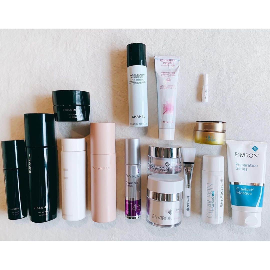 佐川理佳のインスタグラム：「skin care 最近のお気に入り🌬 @suqqu_official VIALUMEシリーズ 美容液を最初につけてからジェル状の化粧水をつけてクリームを重ねます。SUQQUのスキンケアはとにかく保湿力があって、上品な香りと、ツヤやハリ感など確実に効果を感じられるところが大好きです。 @forganics_jp CALMING LOTION サラッとした化粧水。肌がすごく乾燥しているときや、丁寧にケアしたい時は、化粧水とオイルを交互に2,3回重ねるのが好きなので愛用しています。 @waphyto_japan Regena Toner こちらは少しとろみのあるタイプ。保湿力はもちろん、さすがのWaphyto、12種類の精油がブレンドされていて香りが本当に良い♡使うのが楽しみになる化粧水です。 @chanel.beauty HYDRA BEAUTY ESSENCE MIST ミストタイプの美容液。日中肌の乾燥が気になったときに使っています。CHANELの華やかな香りでリフレッシュ。 @argital_japan ECHINACEA CREAM マスクによる顔の肌荒れはもちろん、ときどき寒暖差で体がかゆくなったり赤くなったりするので全身のケアに使っています。保湿力もしっかりあります。 @shigeta_japan DUAL HA CONCENTRATE 1回使い切りタイプの自然由来成分100%のヒアルロン酸美容液。現在一時的に販売を停止しているみたいですが、販売再開を楽しみにしています。疲れている時や、大事な日の前日や朝に、これをつけておけば肌は大丈夫！と思える御守りのようなアイテム。 @environ_jp  C-Quence serum 4+ 1から順番に使い始めてついに4+に到達。私のまわりにも愛用者がとても多いこの美容液は、とにかく肌にツヤが出ます。肌の代謝を高めてくれる、もう私にとっては無いと困るアイテム。 moisture oil capsules オイルがカプセル状に個包装されていて、使うたびにプチッと開封するのが楽しい。かなりとろみがあって保湿力抜群で、この時期頼もしいオイル。 vibrance masque  肌にハリをあたえてくれるクリーム状美容液。付属の筆で肌にやさしく伸ばします。自宅でエステをしているみたいな気分になれます。 clear skin oil、claytech masque もう何回も雑誌のアンケートやInstagramに載せてしまっている本当に大好きな組合せ。毛穴のざらつきが気になるところにオイルを先になじませてから、マスクを重ねて時間を置きます。毛穴がきれいになるだけじゃなく、肌にツヤが出て、顔がイキイキするのが嬉しい。 @doorganic concentrate eye balm アイバームなのですが、私は夜寝る前にTゾーン以外の顔全体に塗っています。この時期でも朝まで肌が乾かずしっとりツヤツヤをキープしてくれます。」
