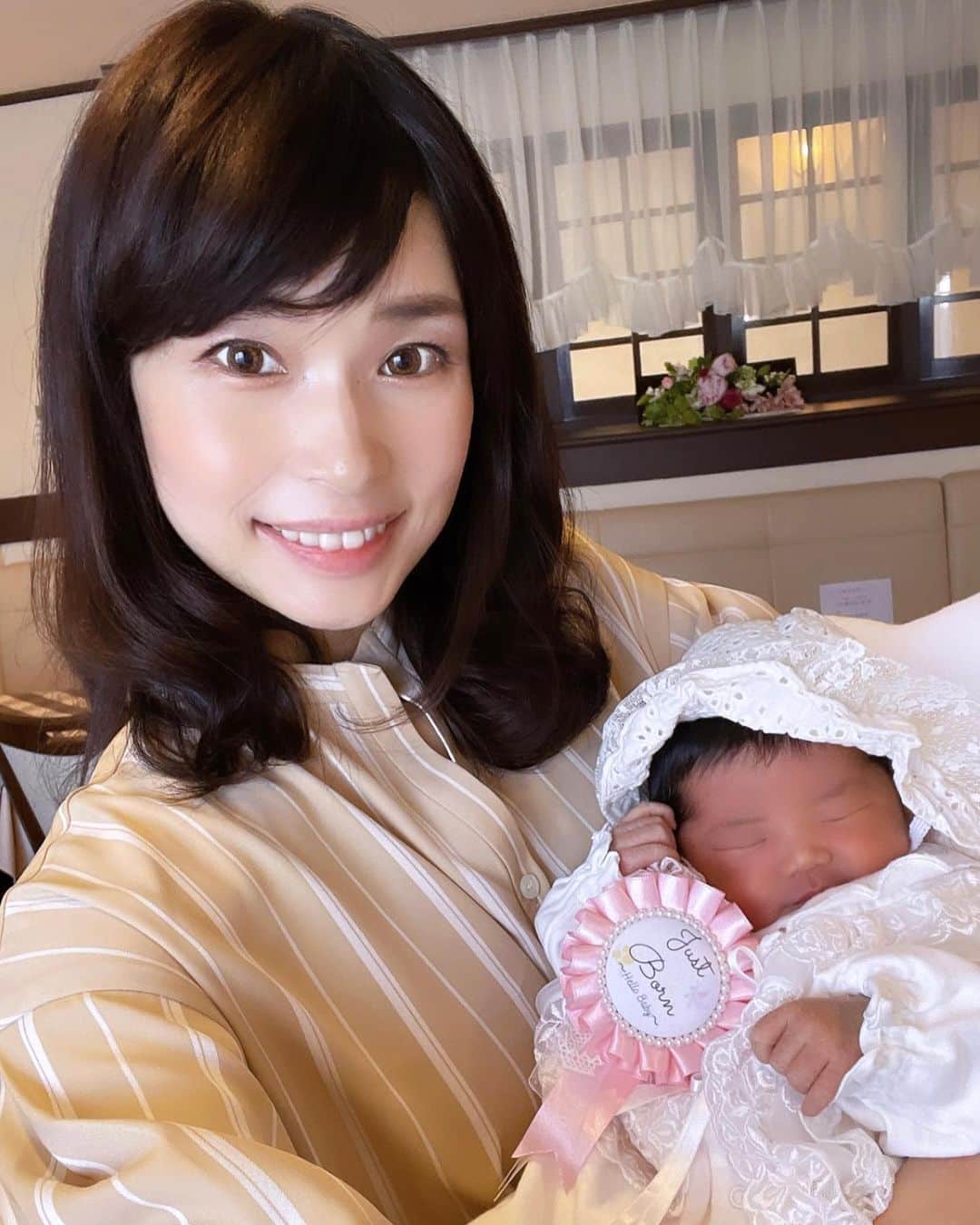 三佐和あやのインスタグラム：「退院の日✨の写真を見返してると あきらか小さいな〜😍 最近 抱っこしてても 重たすぎて...☺️💦 もうすぐ 2ヶ月になるよ🙌 もう、2ヶ月。まだ2ヶ月。 1年前まで ぱくちゃんがいなかったなんて 信じられない〜！ ほんとに生まれて来てくれてありがとうだわ〜 愛おしい😍❤️⤴︎⤴︎  ﻿ #pr #出産レポ #赤ちゃん #0歳 #令和ベビー #11月生まれ #新米ママ #あかちゃんのいる生活 #スマイル育児 #ベビスタグラム #ベビフル #ママカメラ #親バカ部 #育児記録 #コドモノ #成長記録 #2020年11月生まれ #ママ日記 #ママ #ママリ #ママスタグラム #ベビライフ #モニターモデル #神戸 #関西ママ #関西プレママ #月齢ロゼット #マタニティフォト #マタニティー」
