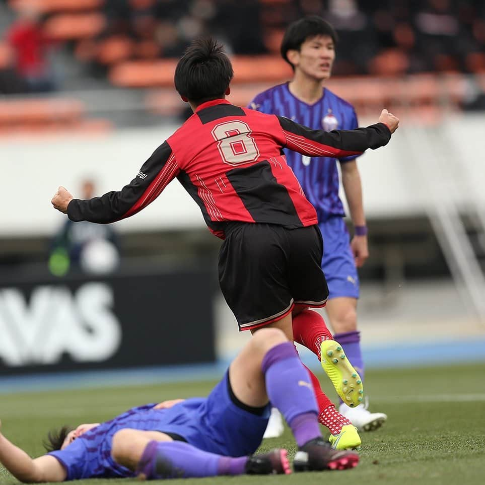 サッカーキングさんのインスタグラム写真 - (サッカーキングInstagram)「. 矢板中央、後半2発で4強へ  📷Photo by 宮地輝  #矢板中央 #小川心  #第99回全国高校サッカー選手権大会 #高校選手権 #選手権 #キタゼ選手権 #高校サッカー #高校 #冬 #冬の風物詩 #highschool #部活 #football #サッカーキング #⚽️ #サッカー」1月5日 14時03分 - soccerkingjp