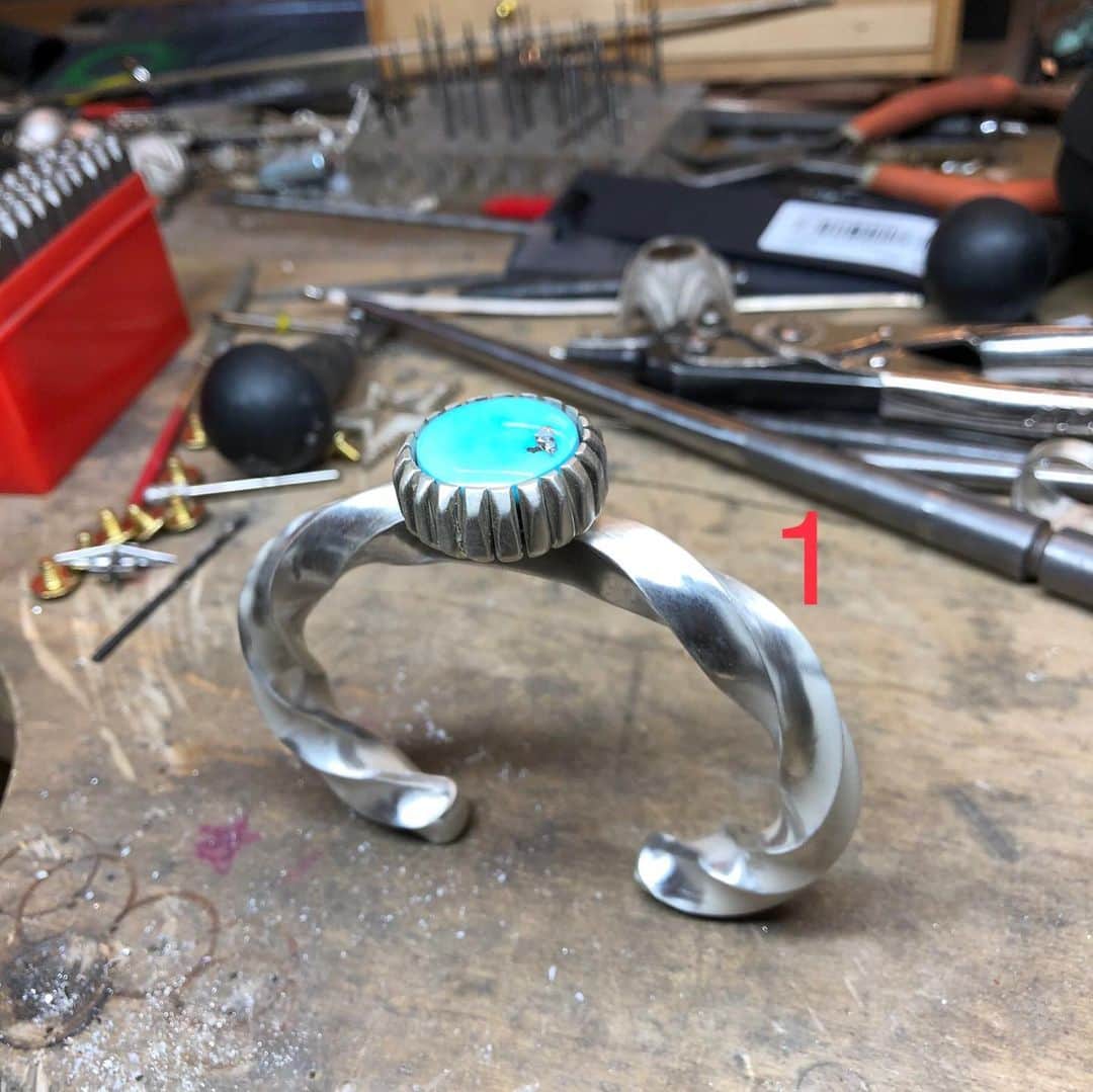 コディ サンダーソンのインスタグラム：「Which stone should I use? #turquoise #sleeping beauty #Bisbee #lonemountainturquoise」