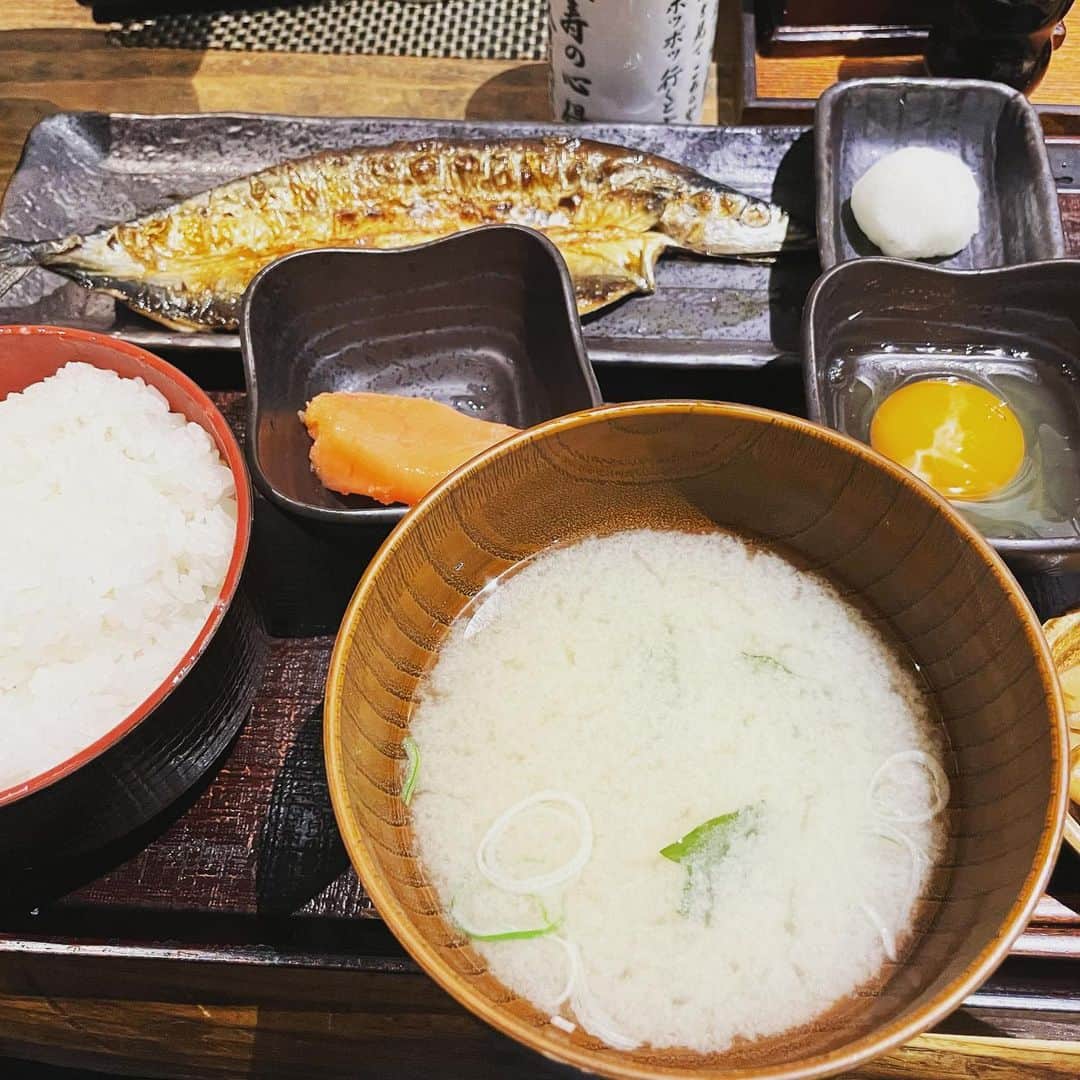 西田善太のインスタグラム：「さんまを食べると美味しくて白目になります🥺。今年、初さんまの開き、ご飯大盛り、生卵、たらこ、納豆。今年もたくさん、さんまに会えますように。 #さんま」
