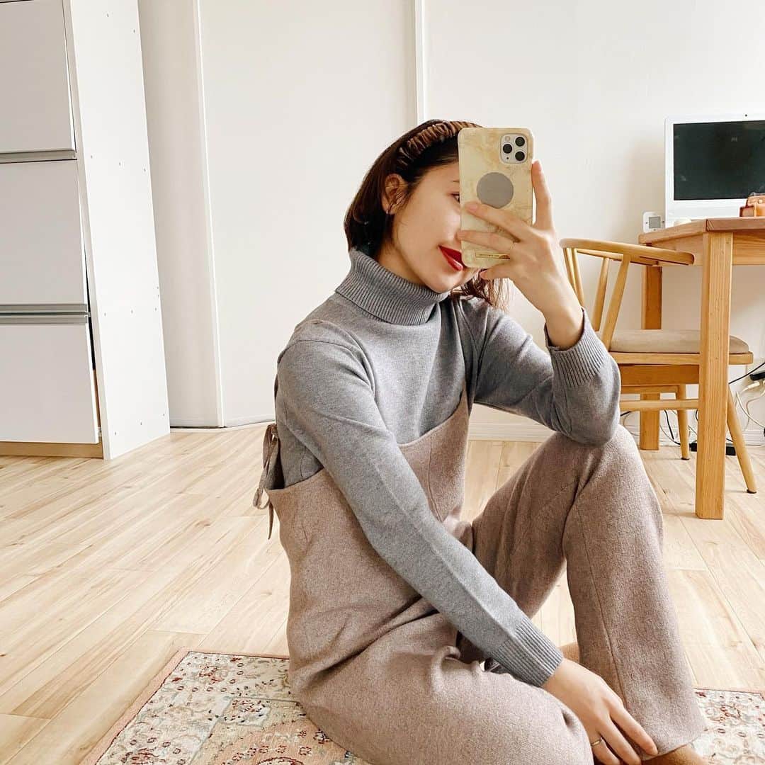 井村亜里香のインスタグラム：「@u_by_spickandspan の オールインワンが楽ちんすぎて お家時間にも役立ってる♡ お気に入りの洋服着てるだけでるんるん🦖 ・ #code#fashion#salopette#allinone  #ubyspickandspan#codenate  #サロペット#オールインワン #タートルネック#お家コーデ#コーデ #私服#毎日コーデ#ファッション#カチューシャ」