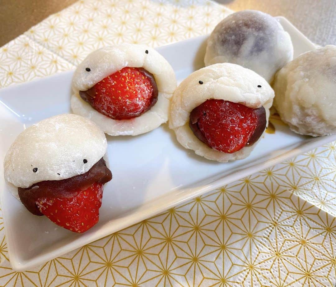 村上りいなさんのインスタグラム写真 - (村上りいなInstagram)「いちご大福星人ができる過程。🌟🍓  #いちごスイーツ  #mochi #sweets #japanesesweets  #daifuku #sweets #strawberry  #redbean #あんこスイーツ #instagood  #followｍe」1月5日 14時01分 - riina_murakami