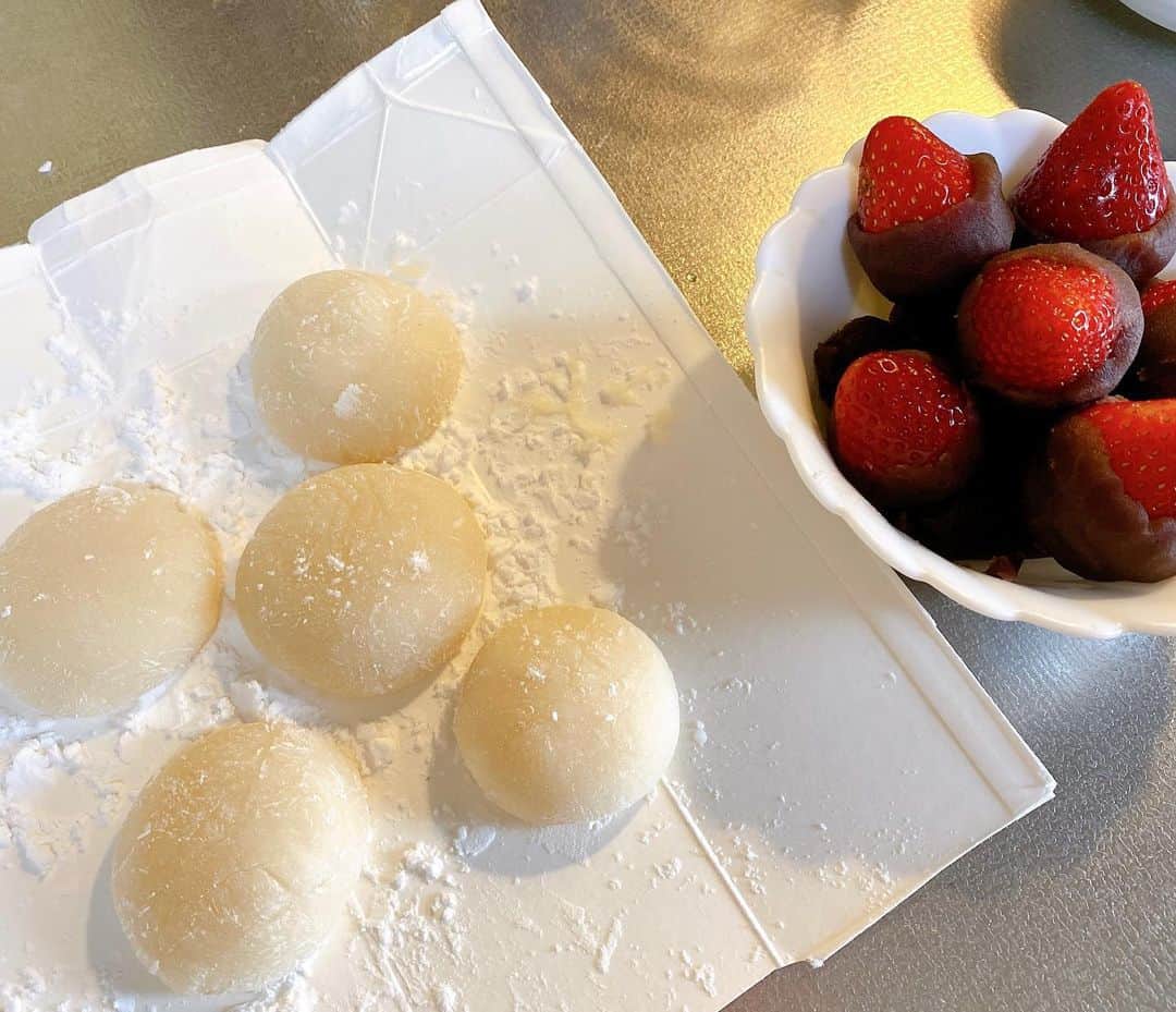 村上りいなさんのインスタグラム写真 - (村上りいなInstagram)「いちご大福星人ができる過程。🌟🍓  #いちごスイーツ  #mochi #sweets #japanesesweets  #daifuku #sweets #strawberry  #redbean #あんこスイーツ #instagood  #followｍe」1月5日 14時01分 - riina_murakami