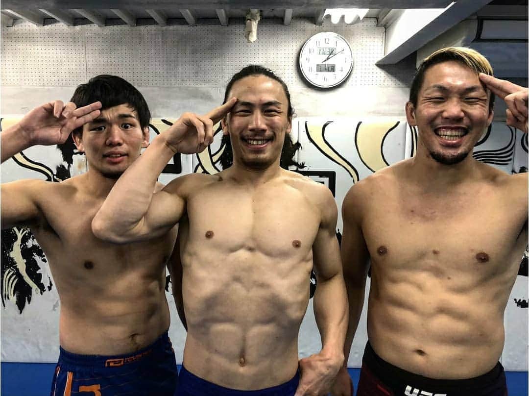 のインスタグラム：「専大附属同級生格闘家3人で練習！ 2時間みっちりやりました！！  高校の頃に格闘家を夢見た自分達が30になってこうやって一緒に格闘技ができるって最高！！青春！  勝負の年！！🔥  #MMA #同級生 #専修大学附属 #格闘家 #UFC #RIZIN #青春  We're MMA fighters from the same high school.✨ Great training!!!💯  #Repost from @usk_yachi with @regram.app   ...   あけましておめでとうございます🌅‼️ 新年一発目の練習はアメリカから帰国中の天とミットでお馴染み宮川との専大附属同級生トリオで 同窓会青春トレーニングでした😆‼️w 技術交換していい刺激をもらい 新年早々グッドなスタートを切れました✨‼️ ありがとう‼️‼️‼️ 新年一発目の投稿が上裸の3人で暑苦しくてすみません‼️w てことで そんなこんなで今年も一年よろしくお願いしますっ🌅‼️ がんばりますっ🔥🔥🔥」