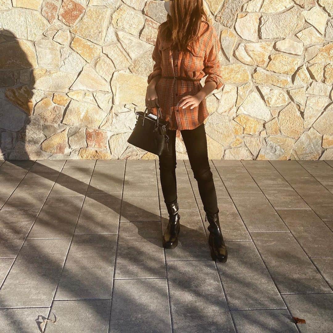 森山菜々のインスタグラム：「.﻿ 🍊👜🧡 Shirt﻿ #ronhermanstore  Pants﻿ #uniqlo  Shoes﻿ #zara Bag﻿ #maisonmargiela」