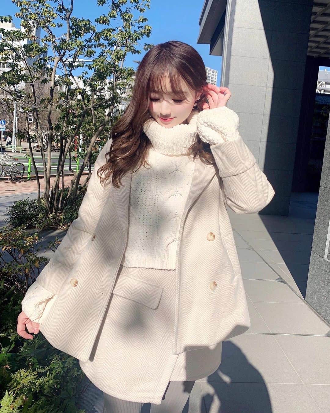小越しほみさんのインスタグラム写真 - (小越しほみInstagram)「コートとスカート セットアップなの⛄ ・ 冬の白コーデすき ...