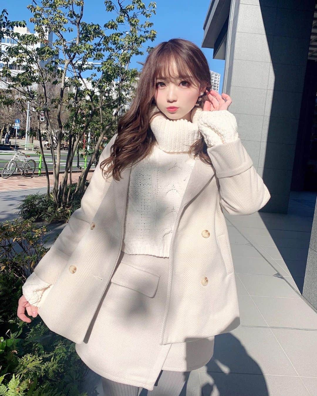 小越しほみさんのインスタグラム写真 - (小越しほみInstagram)「コートとスカート セットアップなの⛄ ・ 冬の白コーデすき ...