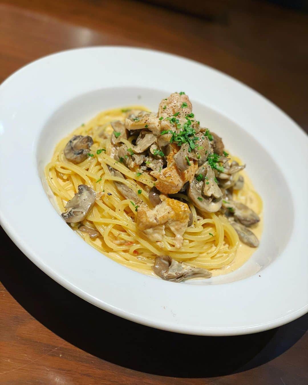 山上紗和 のインスタグラム：「わたくしの大好きな #harbsランチ 🍴( ¨̮ )💬💕  めちゃくちゃ美味しいから本当におすすめー！！ けどちょっと高い˙˚ʚ💰ɞ˚˙笑  #harbs  #鶏ときのこのクリームパスタ  #サラダ  #日替わりケーキ  #いちごのムースケーキ  #レモンティー =͟͟͞͞🍋 #幸せ」