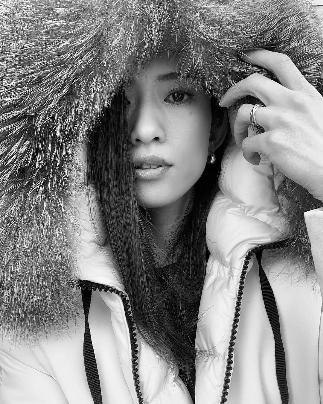 柳めぐみのインスタグラム：「. . 🖤🖤🖤 . #outfit #wardrobe  #大人スタイル #大人コーデ  #カジュアルコーデ #シンプルコーデ  #シンプルスタイル  #デニムスタイル #デニム大好き #シンプル大好き  #ダウンコーデ」