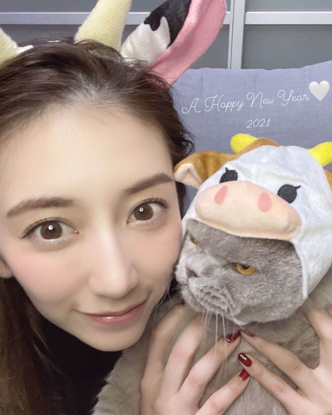 のインスタグラム：「. 皆様今年も小太郎共々どうぞ よろしくお願い致します🐮🖤 . (小太郎さん被り物すると大暴れなので この後ちゅーるでたくさん 甘やかしました😅我が家の猛牛です💦) #2021年 #2021 #丑年」