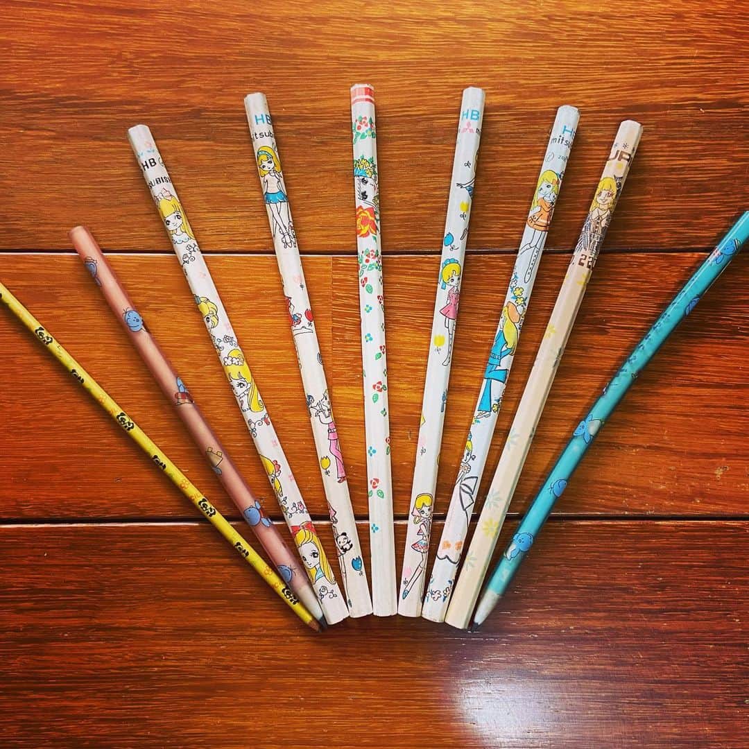 おおたうにさんのインスタグラム写真 - (おおたうにInstagram)「✏️昭和鉛筆✏️ 鉛筆ってなんか好きで家にたくさんある❤️ いっとき、使い切ろうと決めて下絵描いてたんだけど、またなかなか使わなくなってしまいました。小学生の頃から持ってるやつもいっぱい❣️ #pencil #鉛筆 #昭和文具 #ぺんちゃんずくらぶ」1月5日 14時33分 - outa_uni