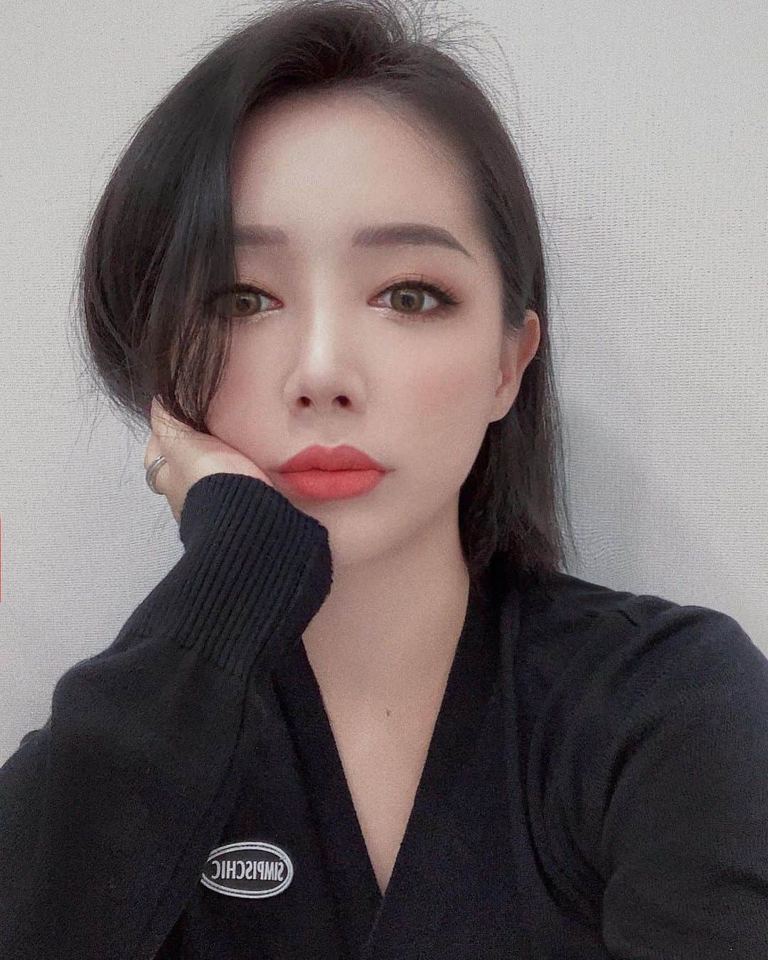 キム・ヒナのインスタグラム：「셀카 얼마만에 찍는걸까...? 치통샷✌🏻✨」