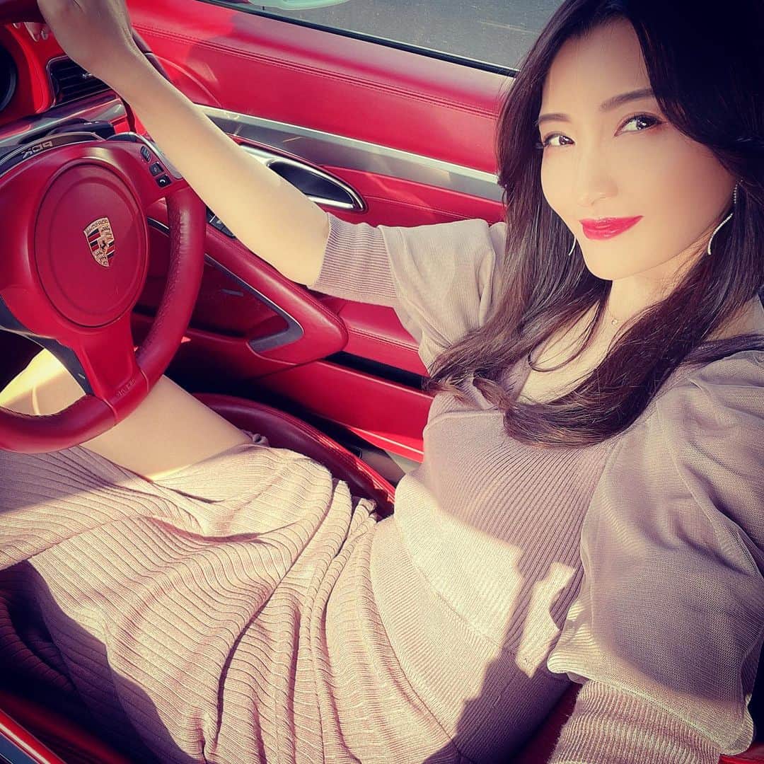マキろんのインスタグラム：「I'm going to Hungry❤️ favorite is car,sky,sea,the moon❣️ Haha😌✨🍀 ・ ハングリーにいきます❤️ 車、空、海、月が好きやし そばに感じてたいw😌✨ #山内智恵#マキろん#japanesegirl #新年#ドライブ#newyear #drive #ポルシェ#porsche #hungry」