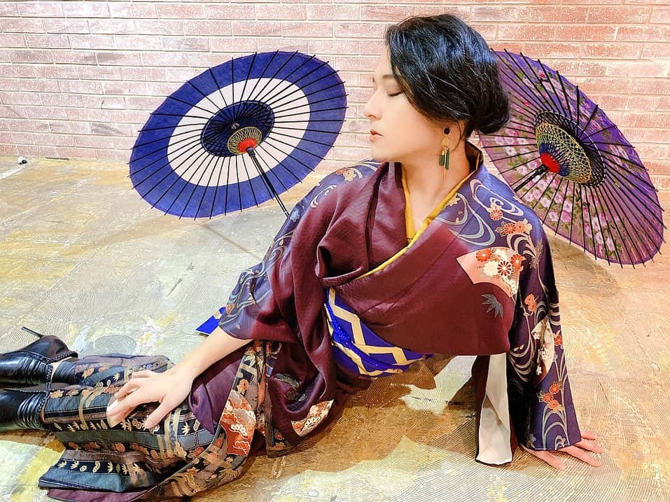 のインスタグラム：「カミュちゃんが撮ってくれた🤤♡ 嬉しい💋 今年は自分の美しさが更に罪深くなるかもしれませんが、テレサテンさんばりに償い続けていこうと思います😞  #enviigabriella #hidekism #gay #lgbt #entertainment #オネエ #エンガブ #tokyo #japan  #makeup #youtube #happynewyear  #2021」