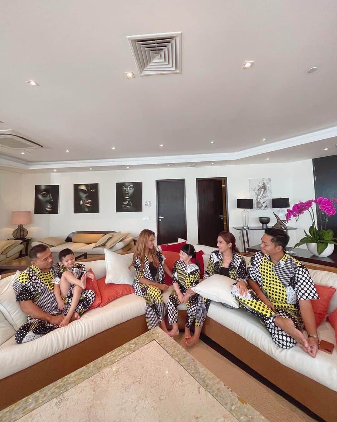 Keluarga A5のインスタグラム：「Nyaman dan happy bgt stay di sini, pengen balik lagi ke @doublesixseminyak 🥰」