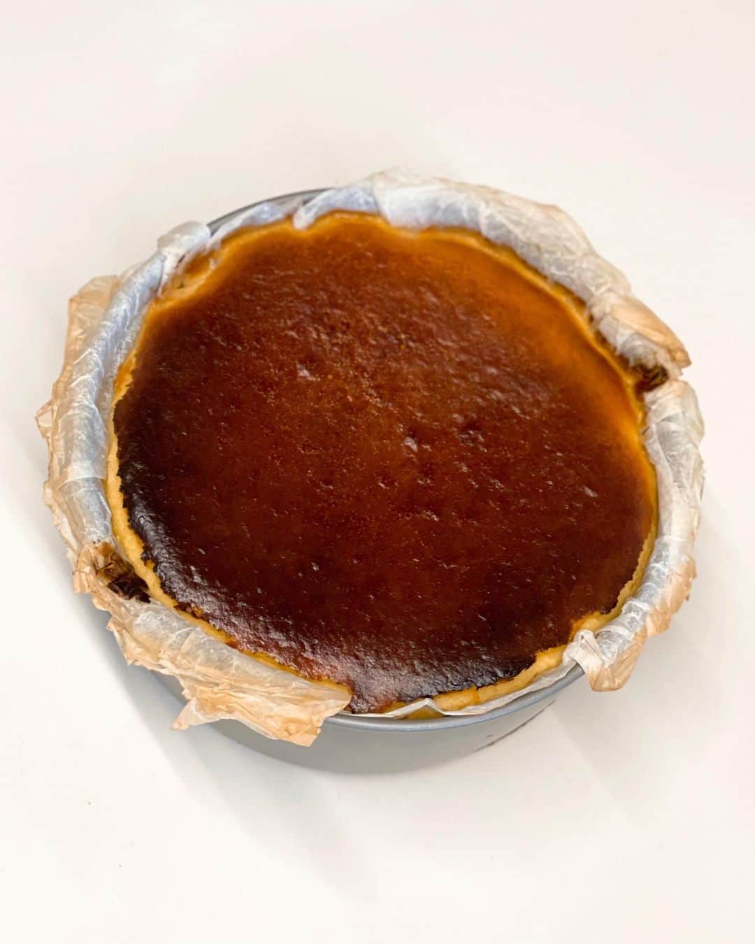 秋山具義さんのインスタグラム写真 - (秋山具義Instagram)「バスクチーズケーキ焼き始め  #モジャメガネ焼き菓子部  #グギメシ」1月5日 14時42分 - gugitter