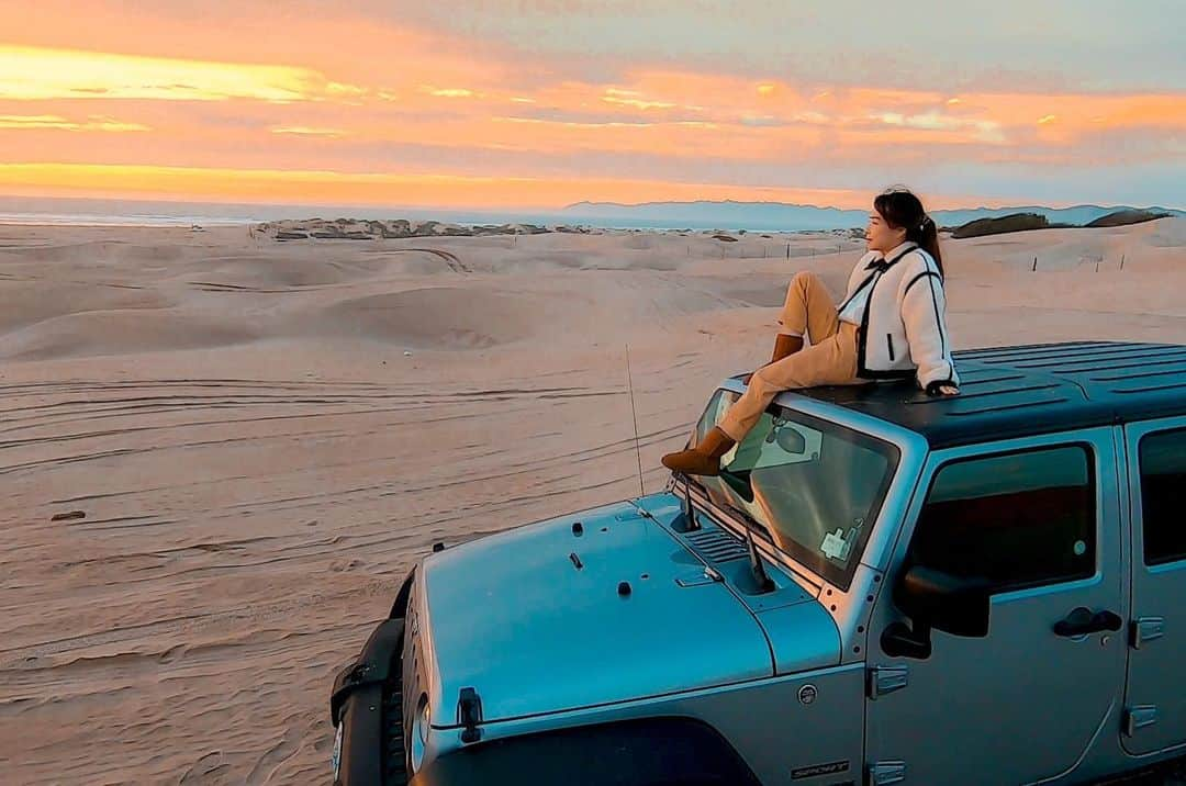 小嶋彩乃さんのインスタグラム写真 - (小嶋彩乃Instagram)「The first page of 365 days book in 2021. Did you make a fresh start?  📍Oceano Dunes (Pismo Beach) There are tons to do! The place welcomes your own vehicles onto its shore!   ロサンゼルスから車で3時間の場所にあるピズモビーチは、なんと自分の車で入ることができ、砂の上を車で走れるだけでなく、車を止めてそのままキャンプをすることもできるんです！ビーチの反対側には広大な砂丘があり、そこも車で爆速できるのですが、あまり無茶をしないように!!😂私たちも危なかったですが、スタックしてレスキューを呼んでいる車も見かけました😱4WDはマストです！ストーリーをTOPページにハイライトしました🔝 #happynewyear #newyearsday #pismobeach #beachdriving #sunsetlovers #sanddunes #explorecalifornia #adventures #naturelovers #アメリカ生活 #カリフォルニア #旅スタグラム #アウトドア女子 #お正月 #旅好きな人と繋がりたい」1月5日 14時43分 - ayano_realtorusa