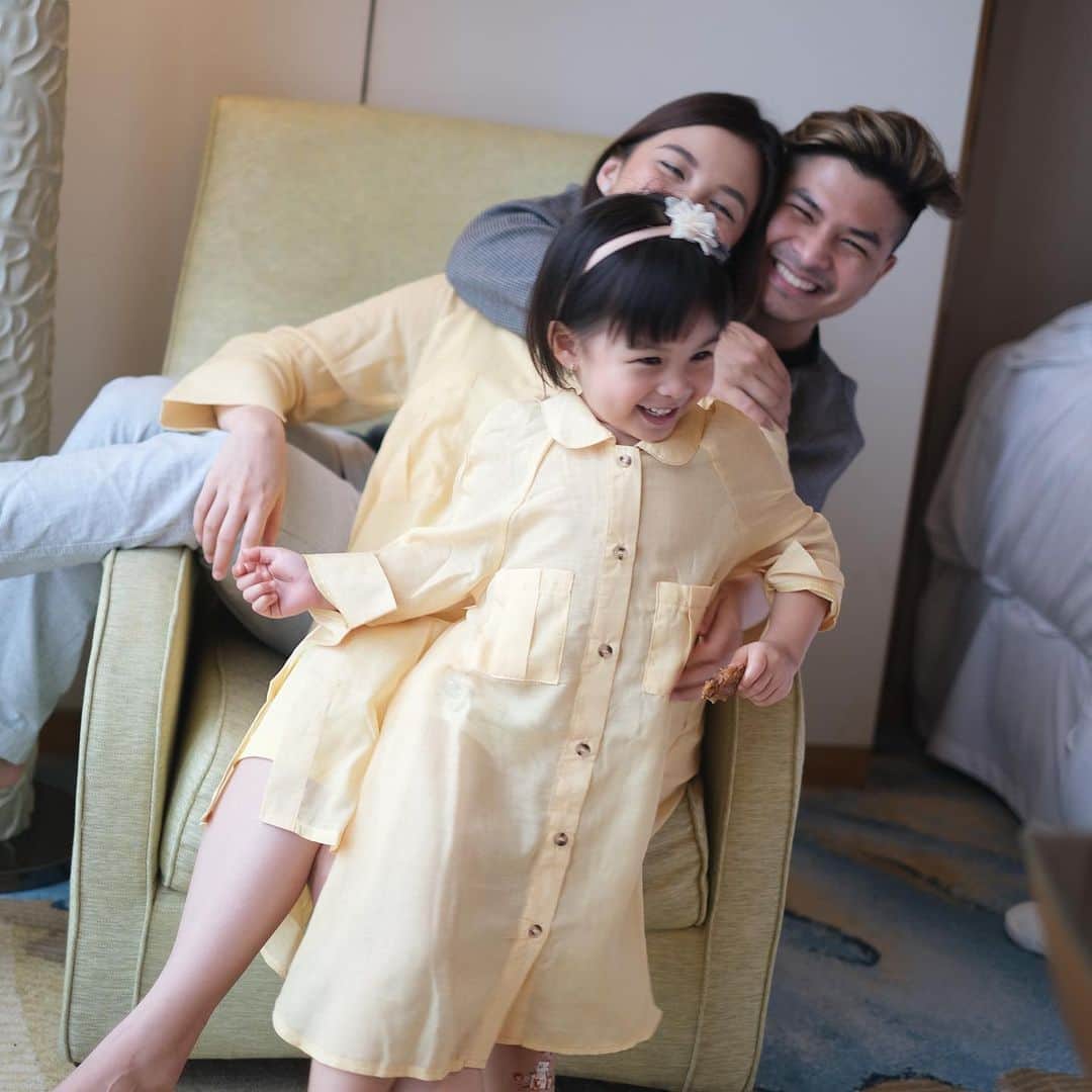 チェルシー・オリビアのインスタグラム：「Katanya minta adek perempuan lagi (minta sampe nangis lagi,karna mami bilang udh ga mau hamil lagi) tp kalo liat daddy peluk mami aja ga rela 🤨」