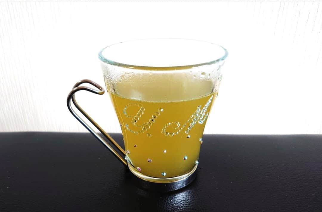 松野行秀さんのインスタグラム写真 - (松野行秀Instagram)「· 新年になっても厳しい寒さが続く毎日です☃️ · · · こんな時には温かい飲み物が一番ですが、温かい飲み物でも種類や飲み方によっては逆に体を冷やしてしまうものが有るので注意が必要です。 · · 【体を冷やしやすいホットドリンク】 · 〇「緑茶」 ・緑茶に含まれるタンニンは鉄分の吸収を妨げる。 ・鉄分を損わず血行を良くして体を温める為には、タンニンの少ない番茶やほうじ茶、身体を温める効果のある中国茶を飲む方が良い。 · · 〇「ミントティ」 ・ミントには発汗によって身体の熱を排出する効果があるので夏場や発熱時には効果があるが、体を温めるためにはホットであっても冬場は適さない。 · · 〇「牛乳・豆乳」 ・牛乳や豆乳は身体が温まりそうなイメージがあるが、それ自体には冷え取り効果はない。 ・ホットミルクやホット豆乳で身体を温めるには、紅茶やシナモンなど身体を温める効果のあるものと合わせて飲むようにする。 · · 〇「熱燗やお湯割り」 ・少量のアルコールは血行促進に効果的だけれど、アルコールを摂りすぎると体内の水分バランスが崩れむくみの原因になる。 ・体がむくむと冷えの原因になりやすい。 ・温かいアルコールはその時は身体が温まるが、温まりすぎて汗がでて逆に身体を冷やす原因となることもあるので要注意。 · · 一般的に、赤や黒など色の濃い飲み物、寒い地域で収穫される飲み物、発酵している飲み物(しょうが湯、黒豆茶、ほうじ茶、紅茶、ウーロン茶、赤ワイン、日本酒、紹興酒等)は体を温めて、逆に白い色等色の薄い飲み物、暑い地域で収穫される飲み物、発酵していない飲み物(コーヒー、緑茶、牛乳、豆乳、ジュース、清涼飲料水、水、白ワイン、ビール、ウィスキー、焼酎等)は体を冷やす働きがあるといわれています。 · · · 皆さんも、是非お役立て下さい😊 · #ホットドリンク #体を冷やす」1月5日 14時53分 - g.matsuno