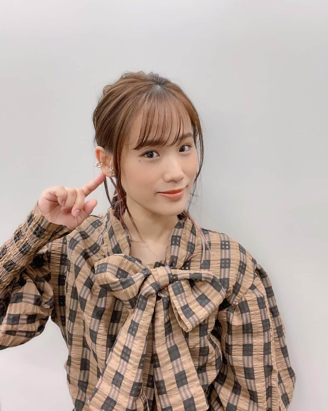 秋山ゆずきのインスタグラム：「. . 明けましておめでとうございます🎍  昨日のお衣装さん👼🏼🏹💓  tops,pants @ghospell @kohslickcurro jewerly @joueteofficial shoes @sellenatela  ヘアメイクは悦子さん💖  お衣装は よしえさん💖 @yoshieogasawara   ありがとうございました❣️  #衣装 #ファッション #ボス恋」