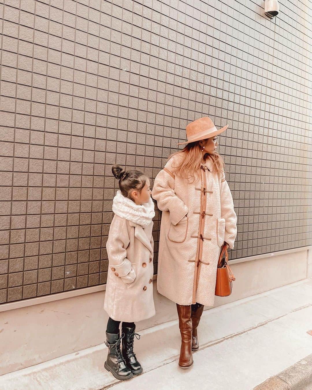 ✷kana✷のインスタグラム：「🎍🐮🎍 . . 8連休が秒すぎるww 今年はたーっぷり休ませてもらったから 頑張ろう🥺 . これは元旦コーデでした！♡ @sandlessmoon  のダッフルコートほんとにあったかいし デザインも可愛すぎて周りからも 大好評でした👍👍👍 👧🏽のコートはこれまたたくさん質問頂きました @urbancherry_ だよ♡ . . #親子コーデ」