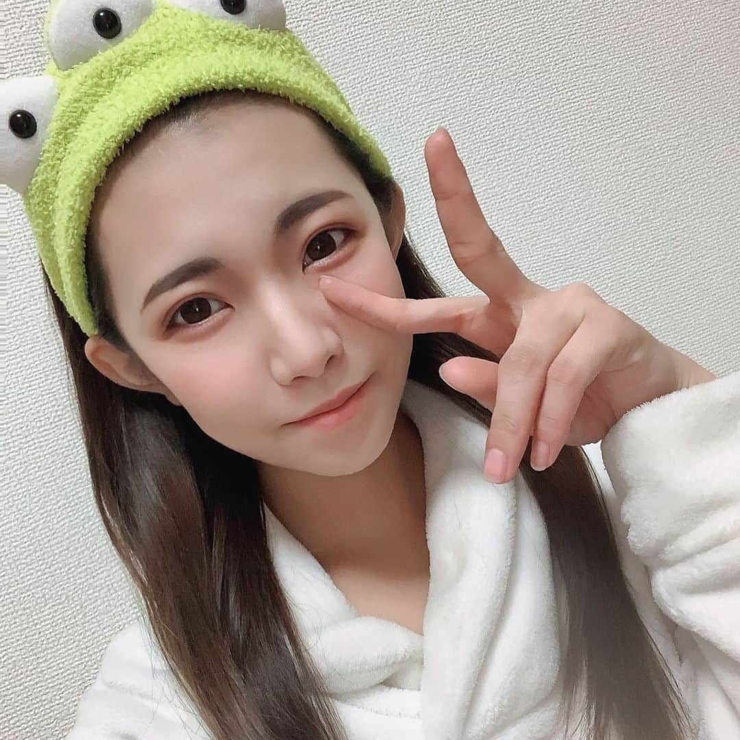 浅見レナのインスタグラム：「今日はまったりのんびりお家day🏠 最近お家では基本こんなスタイル🧖‍♀️ 肌への刺激少なくするのに髪の毛は上げちゃってかからないようにしてるよん🎶 . . . . . . . . . . #おうち時間 #まったり #休日の過ごし方 #av女優 #浅見レナ」