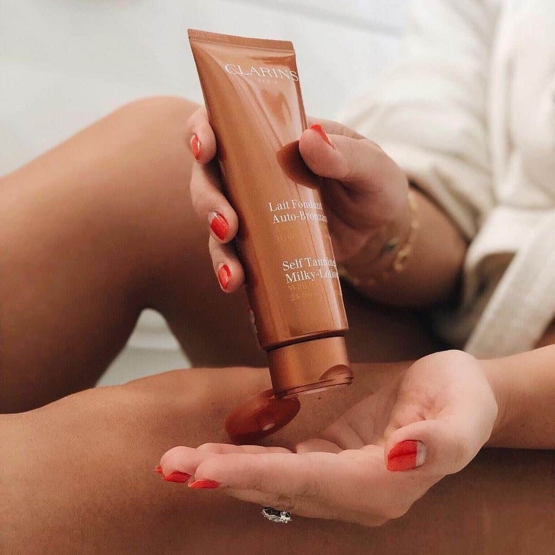 Clarins Australiaさんのインスタグラム写真 - (Clarins AustraliaInstagram)「Supercharge your summer glow with our Self Tanning Milky-Lotion☀ This easily-absorbed self-tanner is also infused with Fig and Aloe Vera extracts to create a natural and hydrated glow🌟 Perfect for face and body💕⁣ ⁣ Regram @luxbubs⁣ ⁣ #ClarinsAus #ClarinsSkincare #Selftanning #Selftanner #selftan」1月5日 15時00分 - clarinsanz