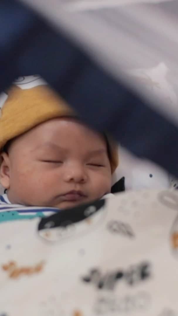 チェルシー・オリビアのインスタグラム：「Rasanya baru bulan lalu ngelahirin baby dante tapi sekarang udah masuk akhir tahun aja yaa moms 🥳🥳 Lagi Menikmati banget Jadi mom of 2 kids 🥰.. Hadiah tahun baru yg indah 😘  Untuk melengkapi hari-hari ku sbg ibu, aku di support oleh @bumbee_collection yg emang pas banget ama aku yg extra hati-hati ama perlengkapan si kecil .. I always choose the best quality 😘😘  Terimkasih @bumbee_collection sudah menemani selalu aktivitas dante bersama daddy, mommy, dan kakak natshuha 🥰🥰」