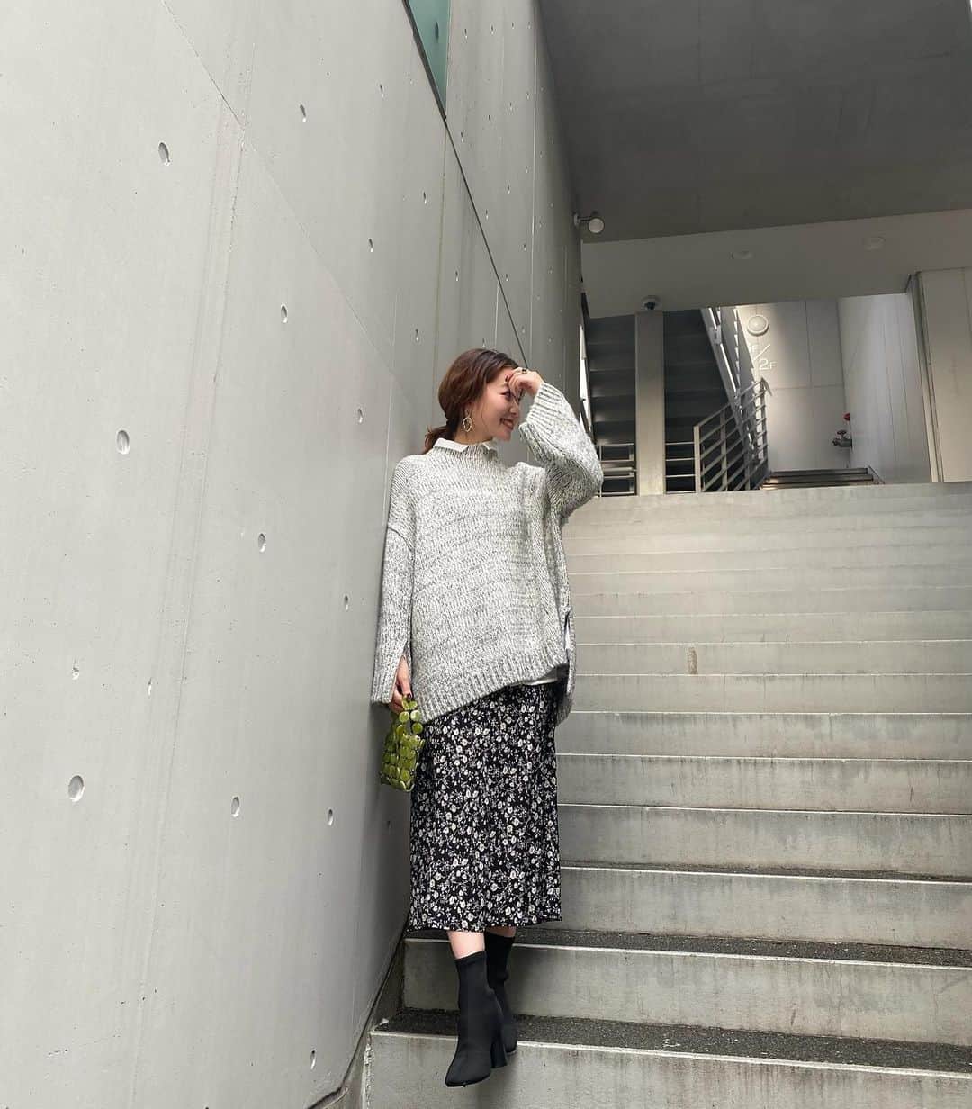 ikeda chizuruのインスタグラム：「ある日のコーデ紹介◎﻿ ﻿ お気に入りのレイヤードワンピの﻿ キャミワンピースだけを着て﻿ 上からシャツとニットを重ねて﻿ スカート見せで着てみました♡﻿ ﻿ ちなみにこのニット暖かすぎて﻿ ２色買いしたよ〜👌﻿ ﻿ ボトルネックやからシャツを着て﻿ ちょっと優等生風合わせが好き♡﻿ ﻿ ポイントに持ったビーズバック﻿ ついに¥3,000以下になってる〜笑﻿ ﻿ 10%OFFクーポン【MS_03842】﻿ も、ぜひ使ってね〜〜🌈🌈﻿ —————————————————﻿ コーデ詳細は @mercuryduo_chizuru ﻿ TOPのURLからチェックしてね✔」