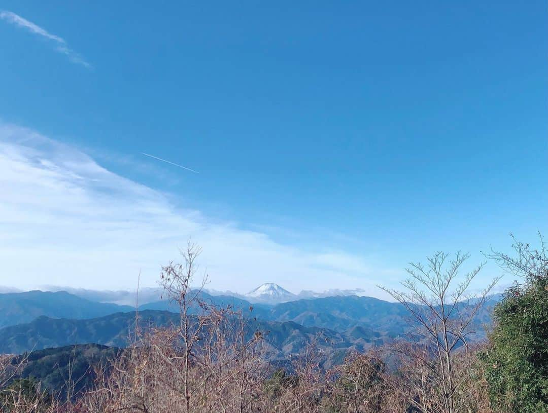 東出真緒さんのインスタグラム写真 - (東出真緒Instagram)「@orangebackpackers  恒例の高尾山行ってきました⛰ 去年に引き続き二年連続来れて良かった✨ この一年色々あったなぁーって振り返りながら。 . 今年は山頂すき焼き&キムチ鍋🫕最高だな。 山登り、楽しい。⛰🏔⛰ . #オレンジバックパッカーズ  #高尾山 #山 #登山 #お正月 #富士山」1月5日 15時12分 - mao_bigmama_vn