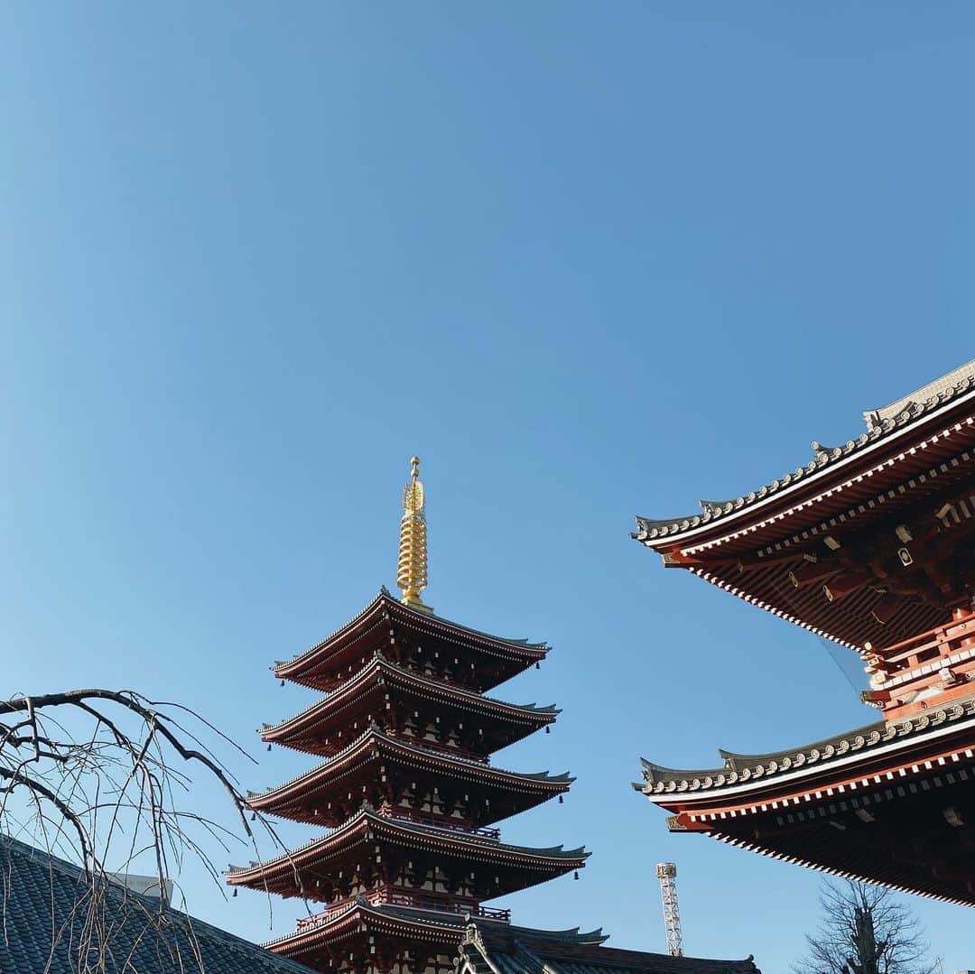 Fabiolla Takinamiのインスタグラム：「#属性スポット . 私の属性は「地」 実際に参拝をして属性パワーを体験しに#浅草 へ⛩  何年かぶりの浅草寺で 2021年の宣言と日々の感謝をしてきたよ〜🙏 ついでに頭をよくしてもらえるお願いもしてきちゃったw  頭が良くなりますように〜🤣  そして新年からびっくり 平成元年女性は2021年本厄だそうです🥲 元年の女性気をつけましょうね‥  お守りを持って帰ってきて今日から守ってくれるそうです🙏⛩#お願いします  今年は自分のパワースポットを探す旅もしたいなぁ🌈 ストーリーに自分の属性を調べるURLを載せてるので良かったら調べてみて下さいね🌈  #2021#いい年にするよ #神社#お寺#参拝#japan#日本」