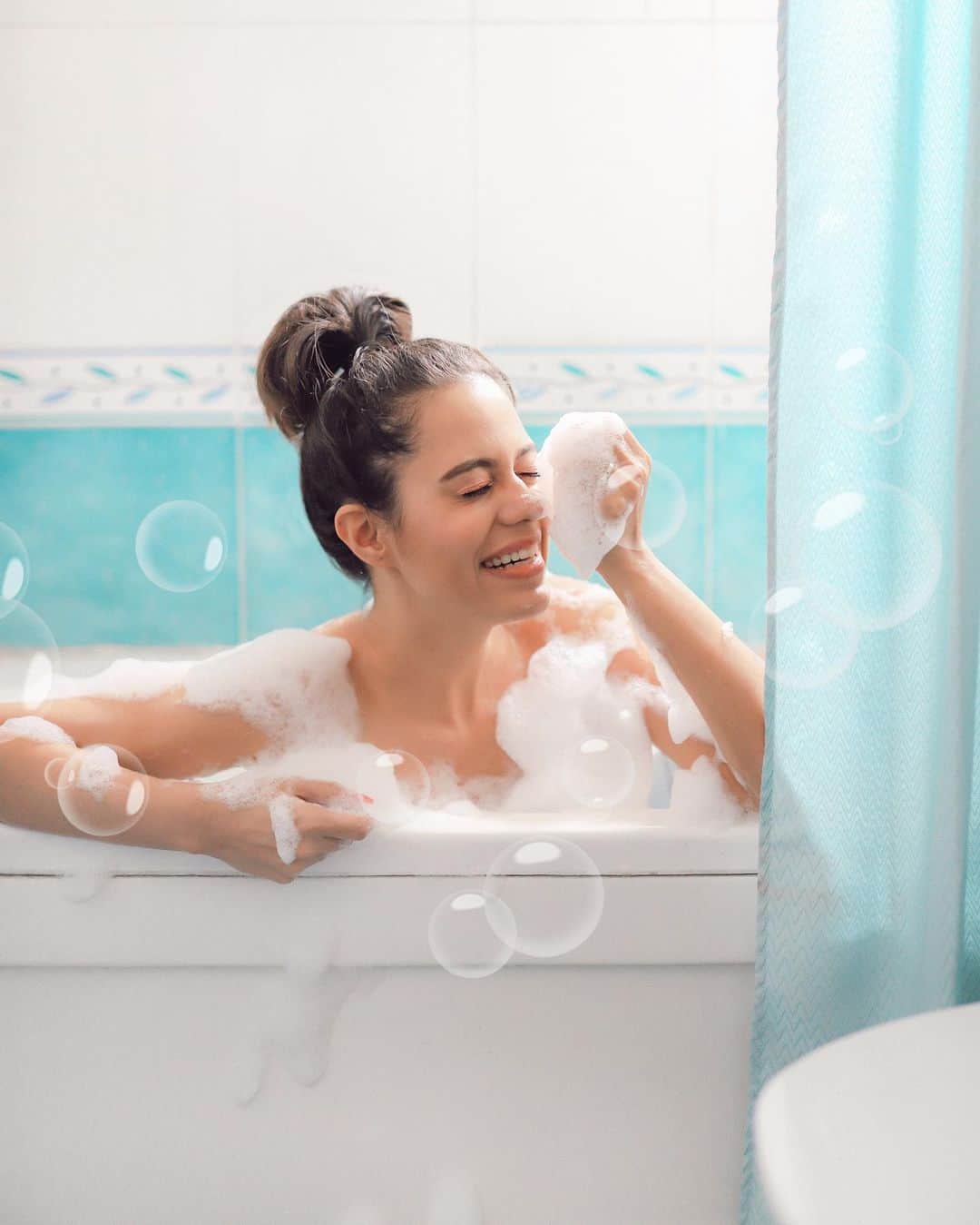 Aakriti Ranaさんのインスタグラム写真 - (Aakriti RanaInstagram)「When I am travelling, my routines are a little off but there are some routines, I religiously manage to stick to – one of them is washing my face before I sleep everyday.  Looking for a skincare tip today? Make sure that your cleanser does not strip your skin away of essential moisture, and leave it looking dry and dull.  To cleanse the skin and remove excess oil without stripping away essential moisture, try @Cetaphil_India’s gentle foaming cleanser. It helps remove dead cells, dirt and make-up, while maintaining a skin-friendly pH. The cleanser works gently on your skin without making it feel tight or dry. The Vitamin E leaves my skin feeling fresh and soft, making everyday a good day! ☺ @cetaphil_india」1月5日 15時17分 - aakritiranaofficial