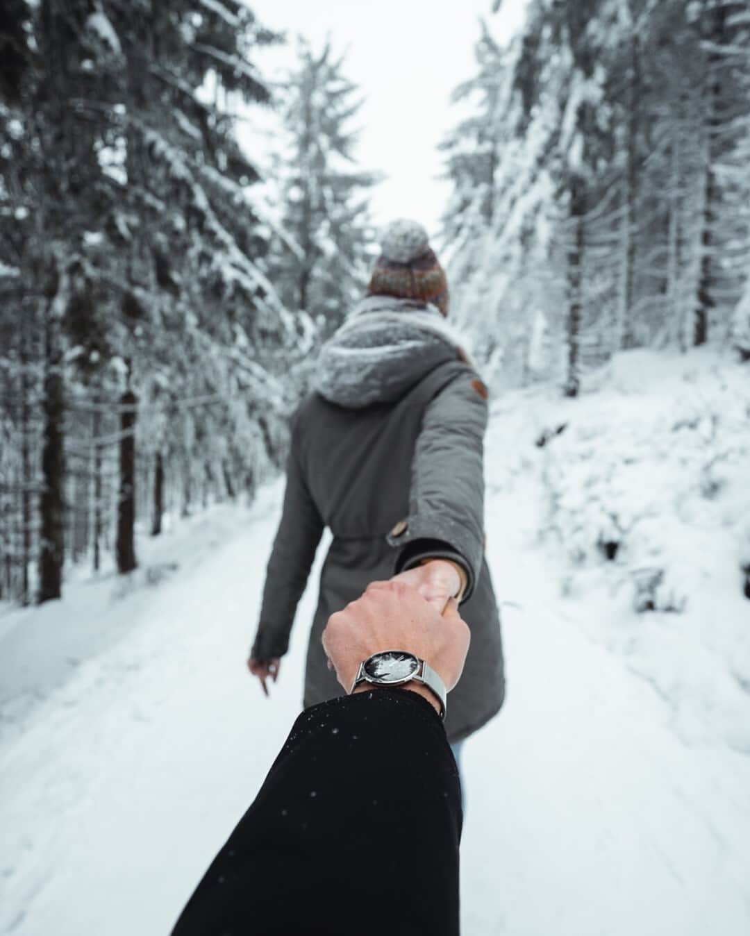 Kapten & Sonさんのインスタグラム写真 - (Kapten & SonInstagram)「'Wherever you go, i'll go with you.' 💙 Tag your loved ones! @manueldietrichphotography wears our watch Heritage Silver "Black Mesh". ❄️ #bekapten #kaptenandson⁠ .⁠ .⁠ .⁠ #kaptenandsonmen #watch #couple #winter #snow #hiking #nature #germany #snow #snowwhite #winterwonderland #winter #wintertime #outfit #inspo #ootd」1月5日 15時30分 - kaptenandson