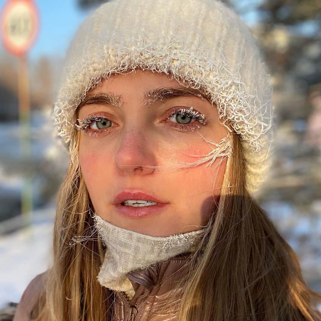 ヴラダ・ロスリャコヴァのインスタグラム：「It took 15 minutes to get this make up done. Thanks Mother Nature. #FrozenSiberianPrincess」