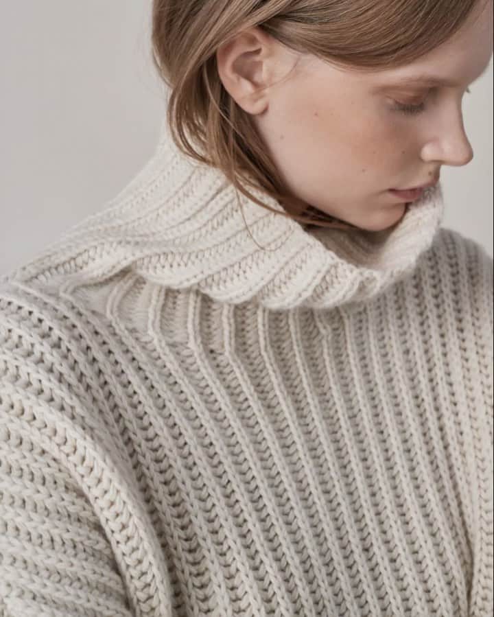 のインスタグラム：「Since we first began creating clothing we have relied on natural fibres for their durability and breathability; along with their lighter footprint on the planet. Enjoy up to 40% off our curated winter sale collection, including timeless knitwear made with the finest natural fibres.⁠⠀ ⁠⠀ Follow the link in our bio to explore the collection, which was designed with longevity in mind 🧵 #bamford #slowfashion」
