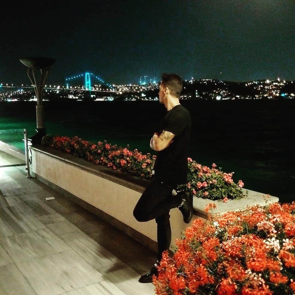 メスト・エジルのインスタグラム：「This city ... 🙌🏼🇹🇷 #throwback #Istanbul」