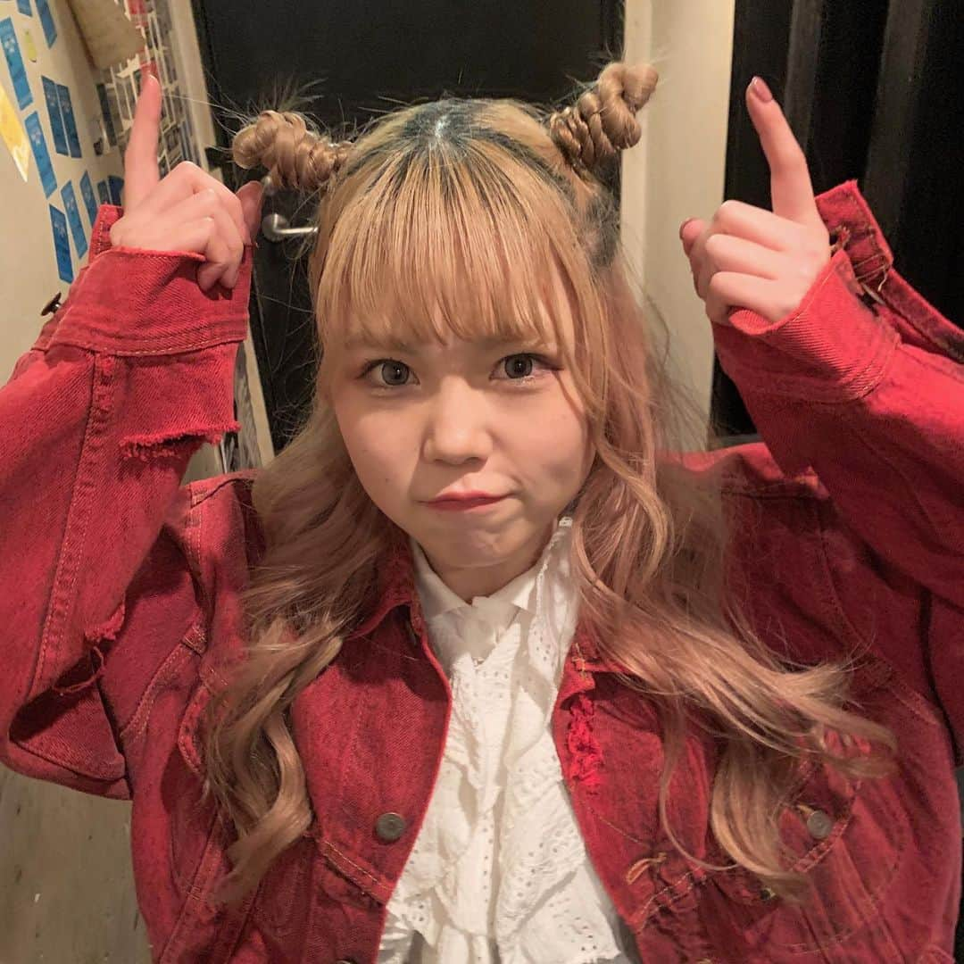 MANA（宮本茉奈）さんのインスタグラム写真 - (MANA（宮本茉奈）Instagram)「2021年、First One Man Live.﻿ ﻿ もうね、ほんまに、ほんまに嬉しい、﻿ みんなの顔を見てライブできた事。﻿ 正直、今日できると思ってなかった自分も居た﻿ でもできた。余韻もまだ残ってるくらい。﻿ そんな今日は 音楽を愛する人全員で掴んだ奇跡☺︎ 今日ライブハウスに居た人も、居なかった人も合わせた全員で。  ﻿ 改めて、今日あの瞬間を一緒に迎えてくれてありがとう﻿ ﻿ 2021年、この場所がみんなにとって﻿ いっっっっっちばん笑える場所になるように ﻿ しゅかしゅんはいつでも万全の状態で待ってるから﻿ 今年もいっぱいこの場所で一緒に笑いましょう。﻿ 2021年もよろしくお願いします！  みんな〜大好きやで〜〜〜〜〜」1月6日 0時50分 - ssfwmana