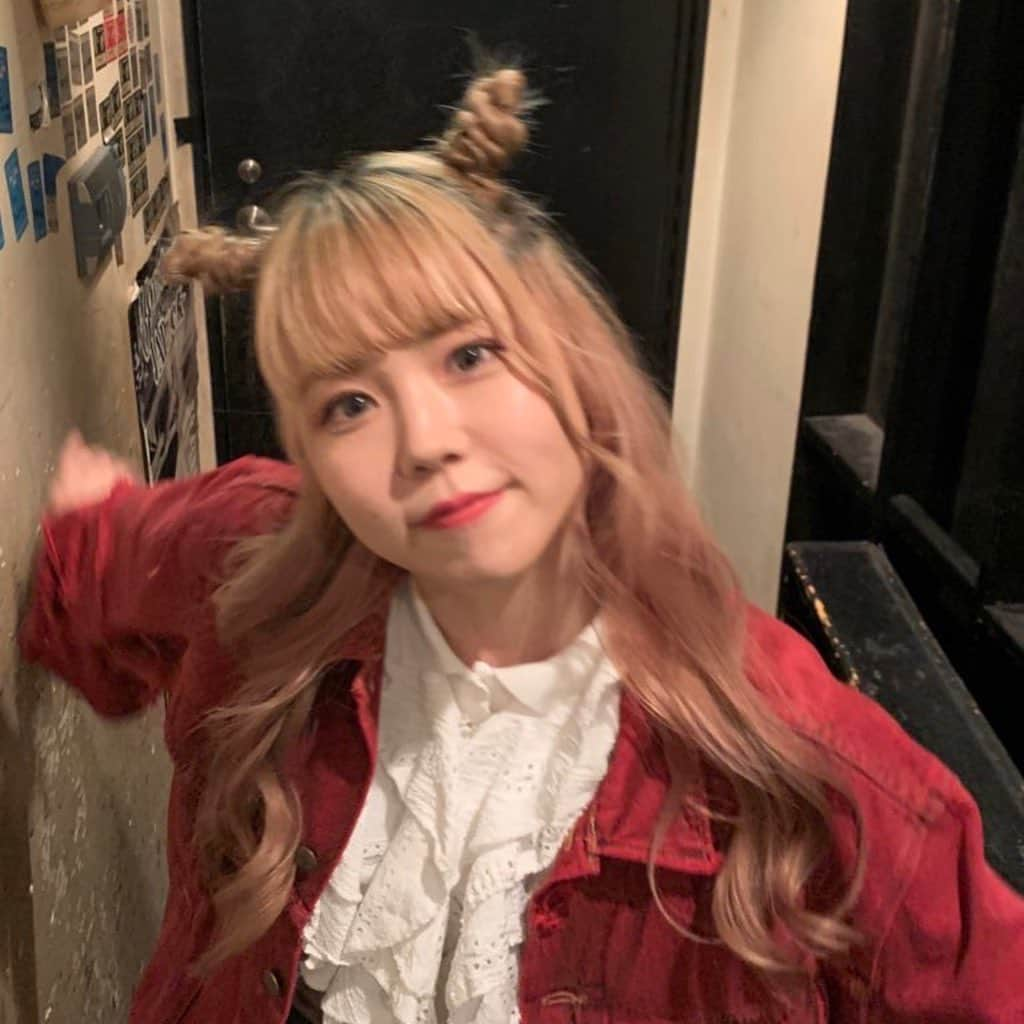 MANA（宮本茉奈）さんのインスタグラム写真 - (MANA（宮本茉奈）Instagram)「2021年、First One Man Live.﻿ ﻿ もうね、ほんまに、ほんまに嬉しい、﻿ みんなの顔を見てライブできた事。﻿ 正直、今日できると思ってなかった自分も居た﻿ でもできた。余韻もまだ残ってるくらい。﻿ そんな今日は 音楽を愛する人全員で掴んだ奇跡☺︎ 今日ライブハウスに居た人も、居なかった人も合わせた全員で。  ﻿ 改めて、今日あの瞬間を一緒に迎えてくれてありがとう﻿ ﻿ 2021年、この場所がみんなにとって﻿ いっっっっっちばん笑える場所になるように ﻿ しゅかしゅんはいつでも万全の状態で待ってるから﻿ 今年もいっぱいこの場所で一緒に笑いましょう。﻿ 2021年もよろしくお願いします！  みんな〜大好きやで〜〜〜〜〜」1月6日 0時50分 - ssfwmana