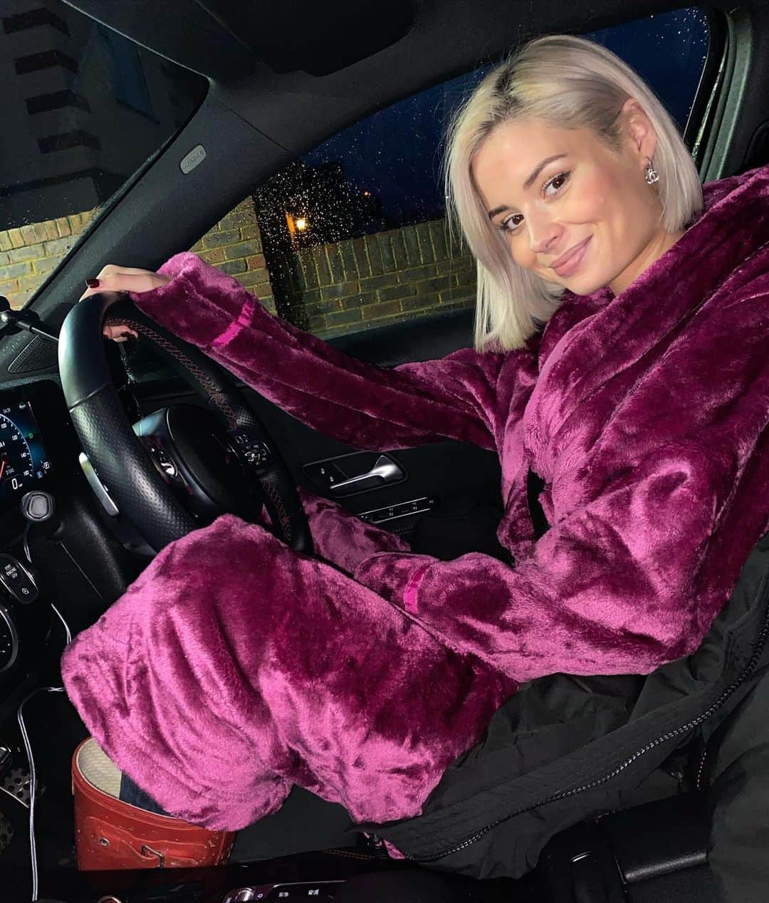 ニーナ・ネスビットのインスタグラム：「hop in honeys we’re heading into lockdown 3 and I can assure you all I will not be taking this robe off before spring 🙃」