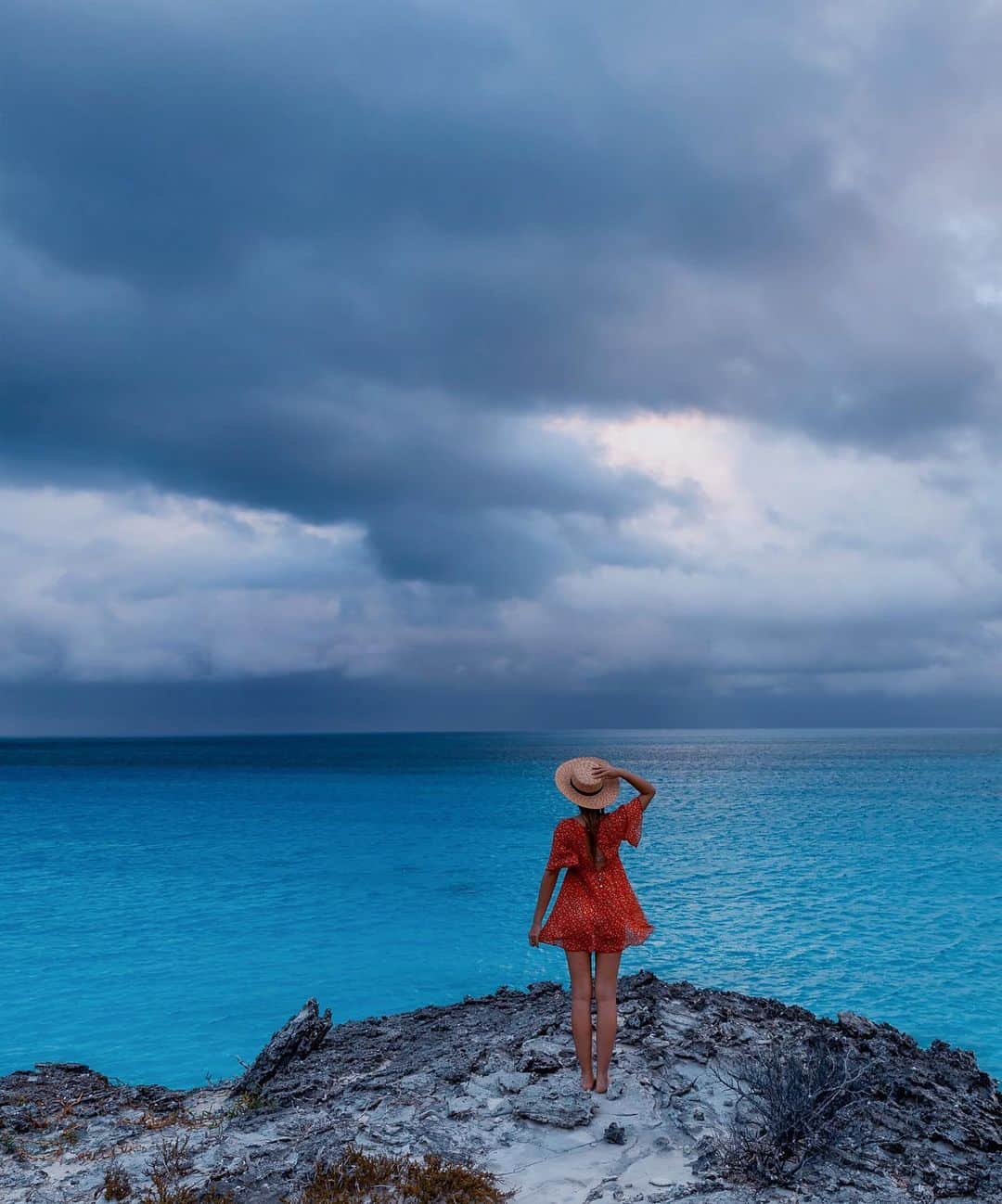 サシャ・カリスのインスタグラム：「This is what Bahamian cold fronts look like rolling in ⛈❄️💦 Who can guess how cold it’s gets in the Bahamas during the winter (generally)?」