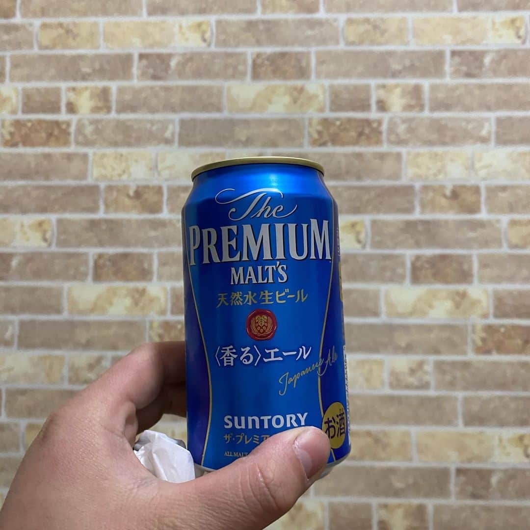加藤拓歩のインスタグラム：「あんまりお酒が好きじゃないので 一人ではほぼほぼ飲むことはありませんが 実家からちょっといいビール送られてきたので飲みました。  めっちゃ美味いです。  終わり。」